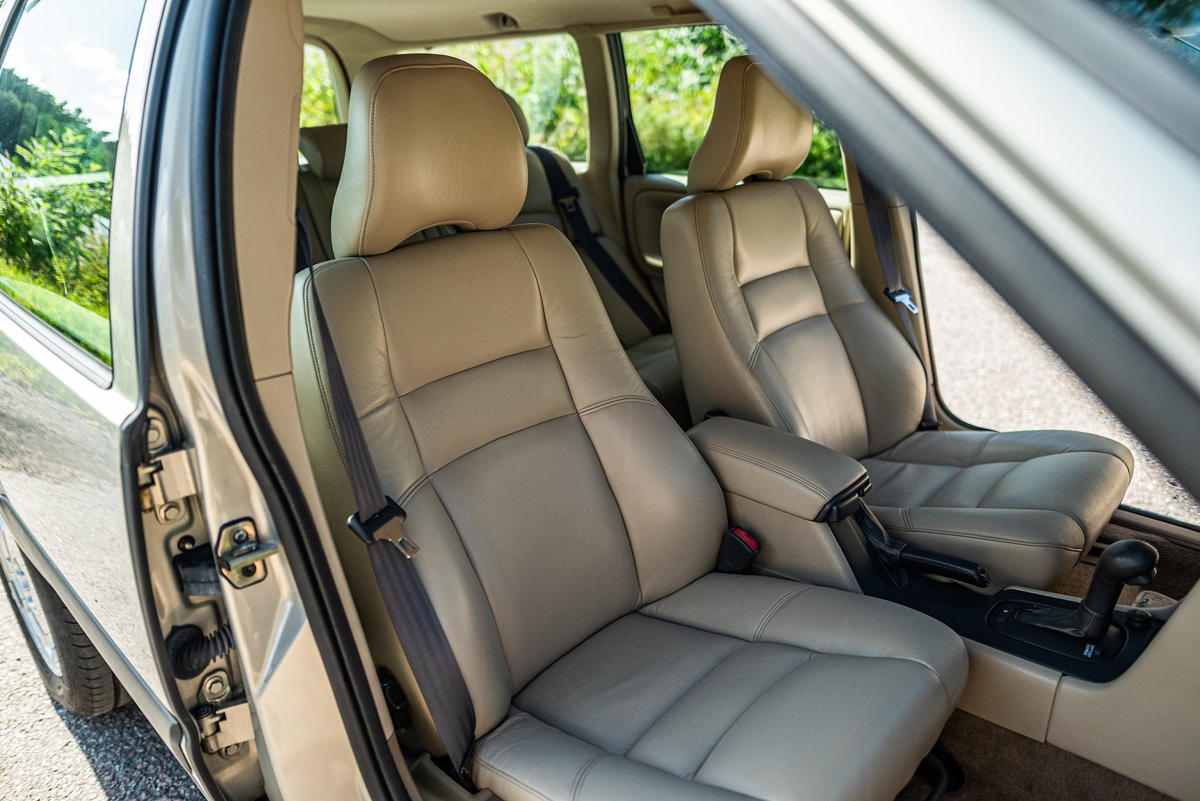 Interior image of 2000 Volvo V70 XC 2.4 T AWD 