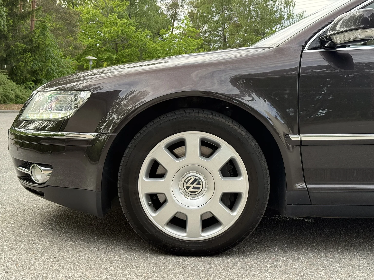 Exterior image of 2009 Volkswagen Phaeton W12 LWB Executive (27)
