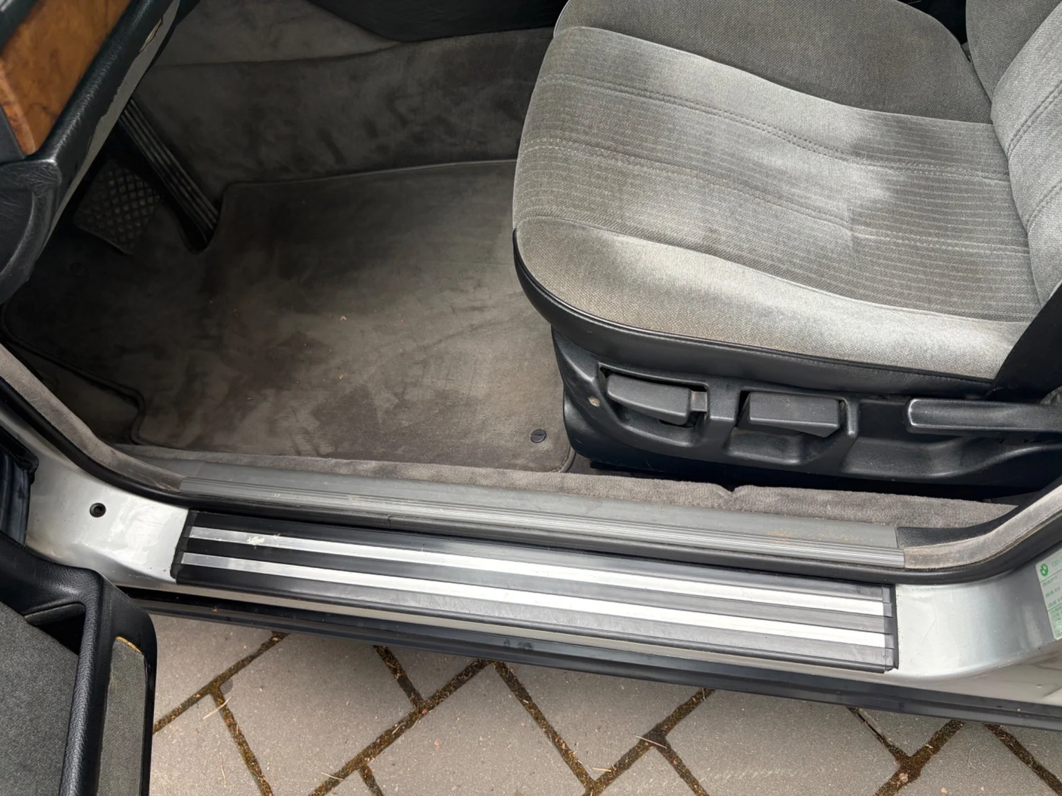 Interior image of 1988 BMW 730iA (84)