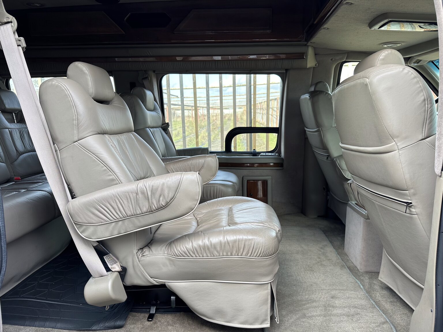 Interiörbild 2000 GMC Savana G1500 Conversion Van