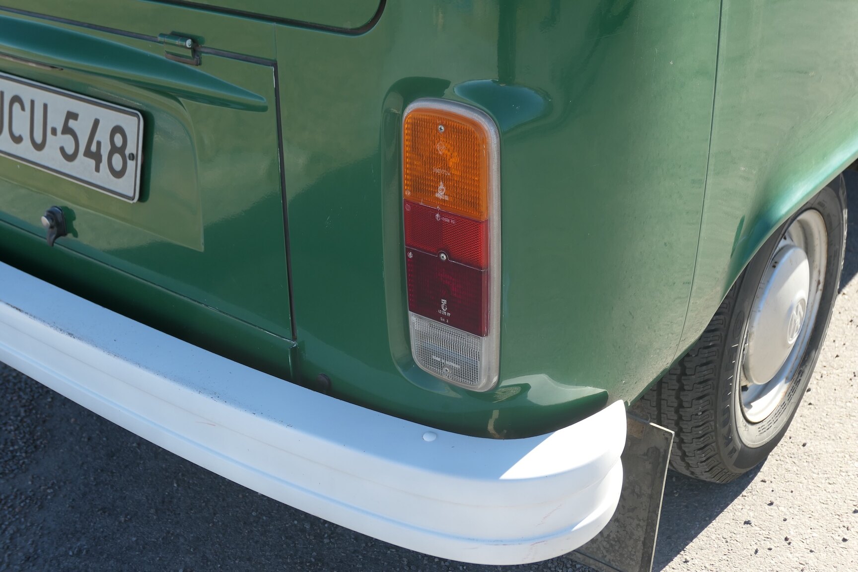 Exteriörbild på 1975 Volkswagen Transporter 1600 Minibuss