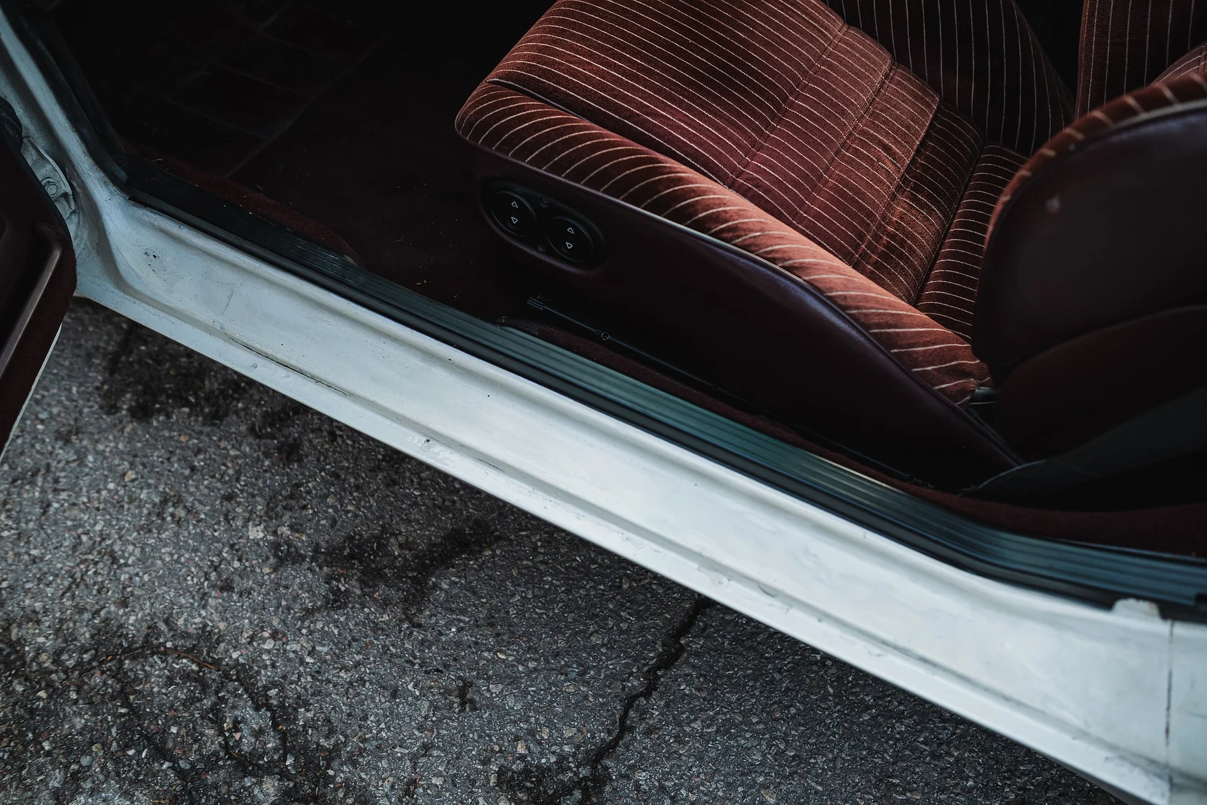 Interior image of 1986 Porsche 944R (17)