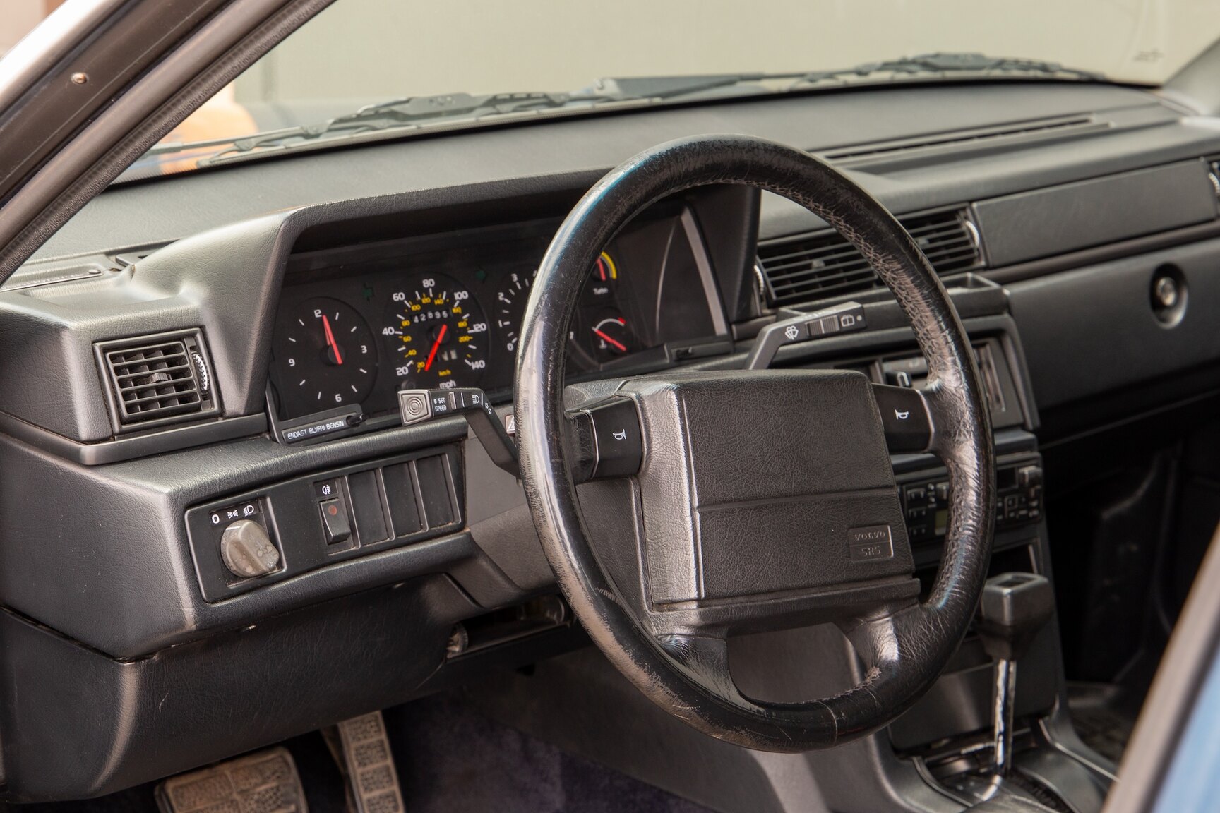 Interior image of 1990 Volvo 745 Turbo (28)