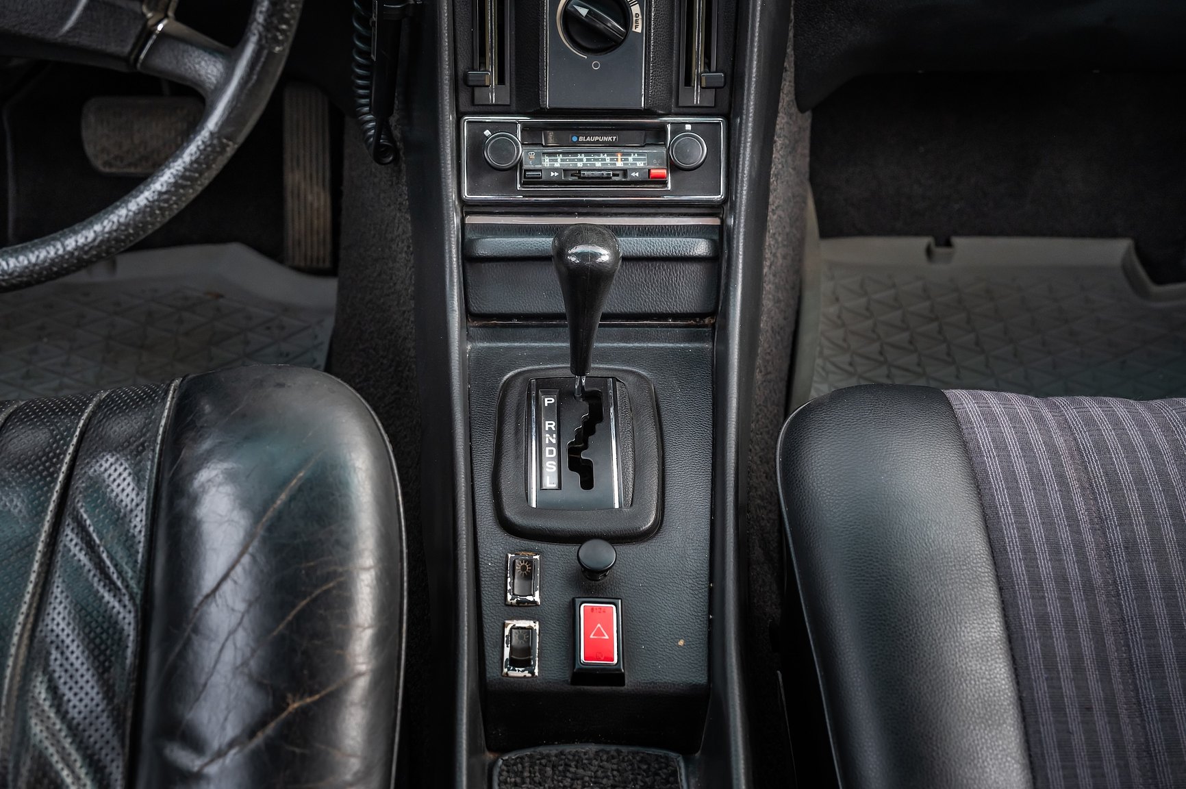 Interior image of 1975 Mercedes-Benz 280 SE 