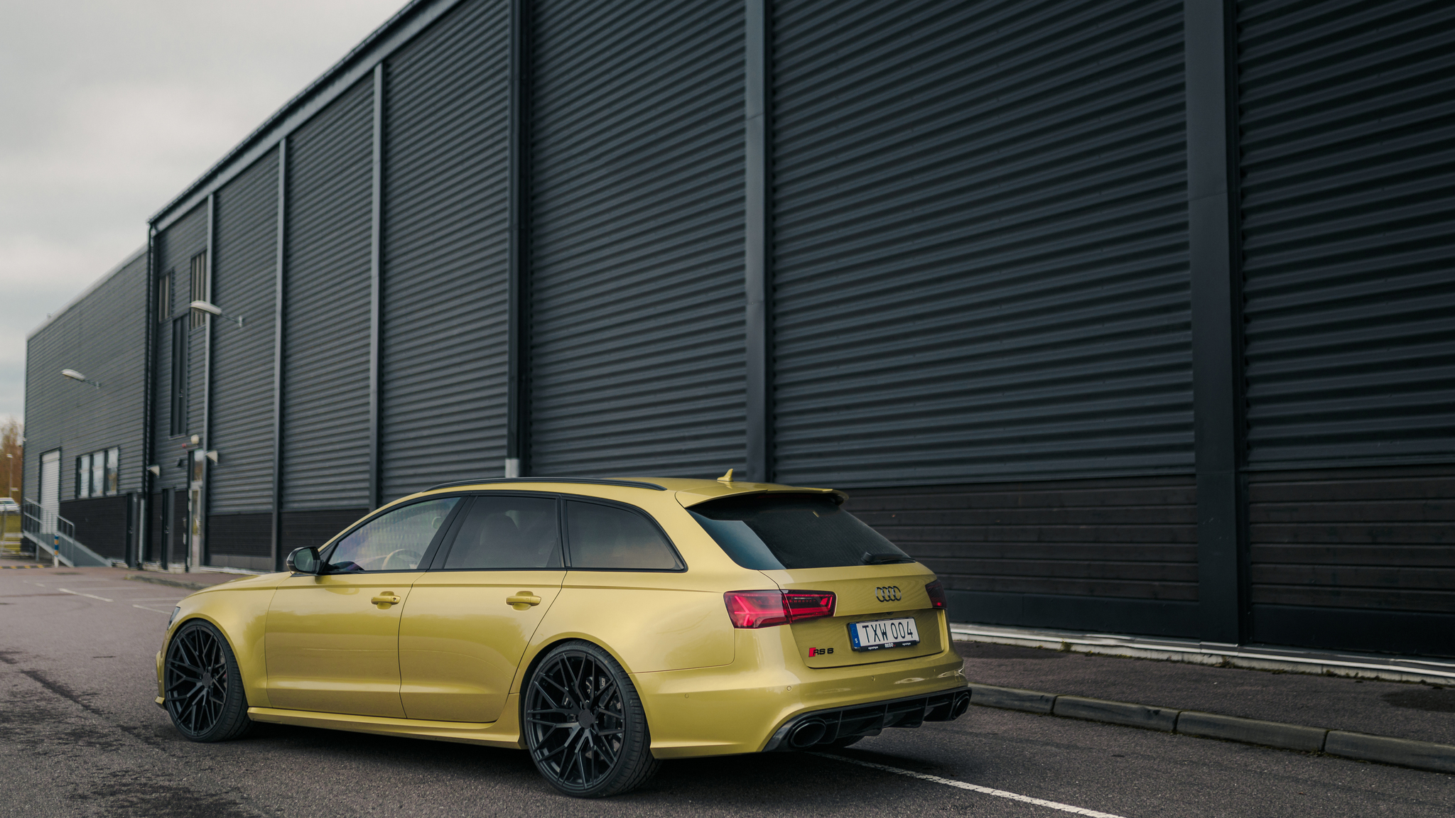 Exterior image of 2016 Audi RS6 Avant Exclusive (4)