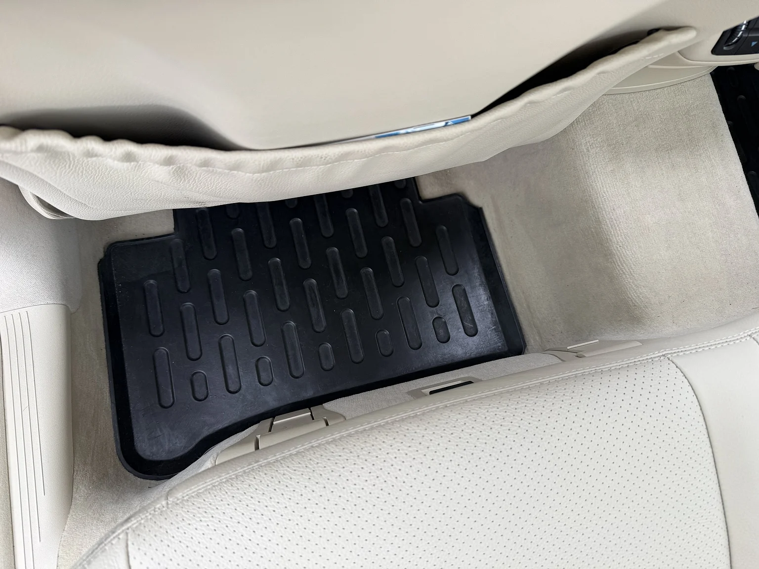 Interior image of 2004 Mercedes-Benz E 500 7G-Tronic (47)