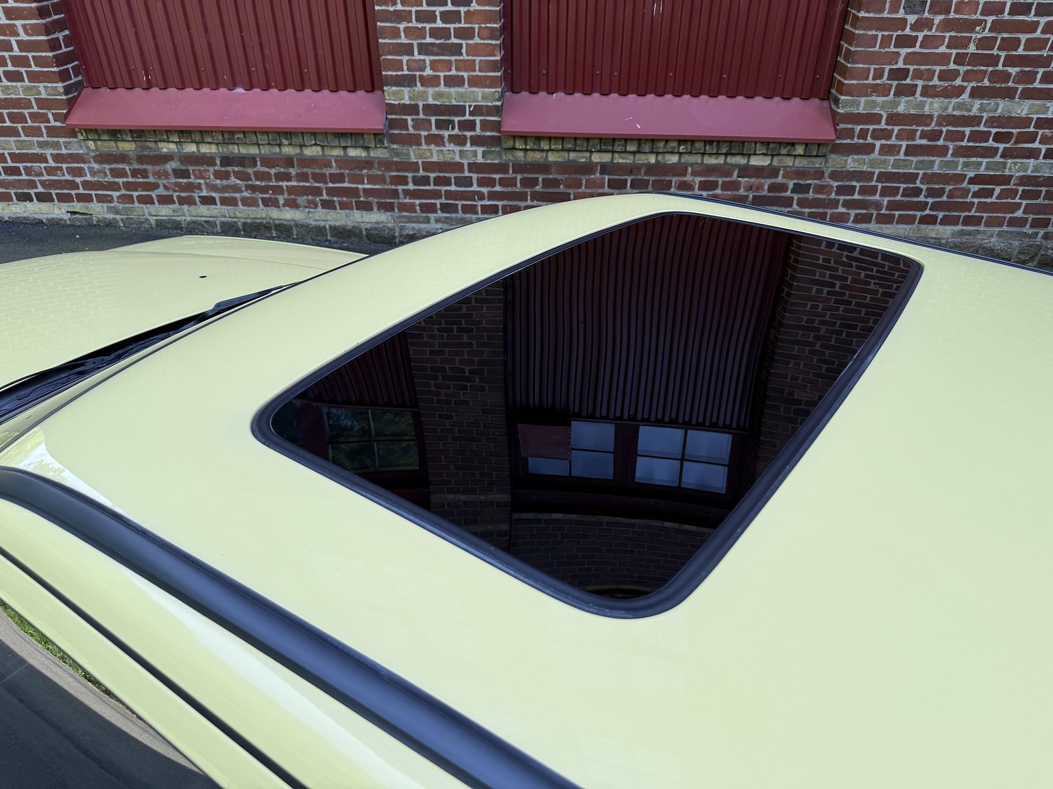 Exterior image of 1995 Volvo 850 T-5R