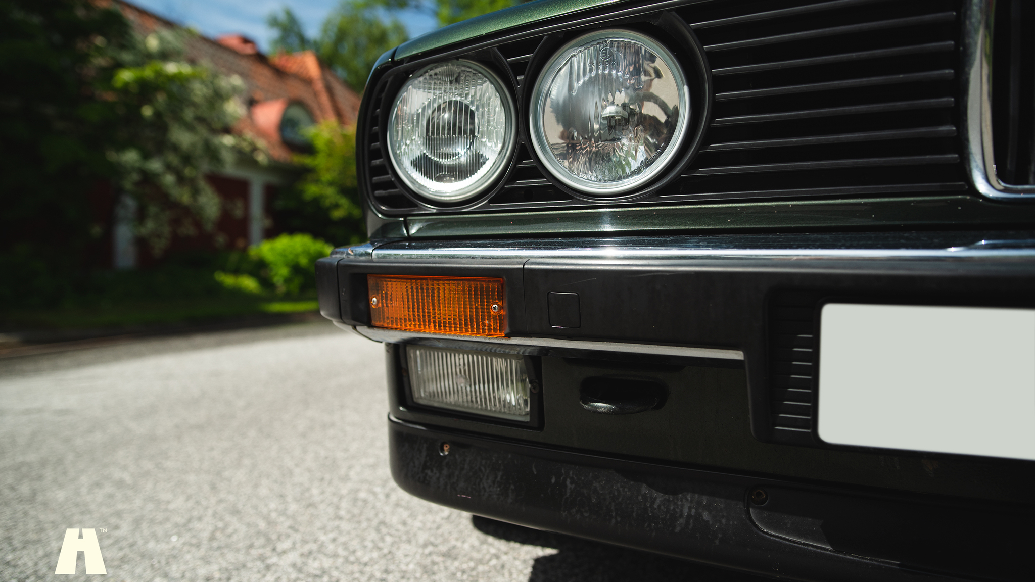 Exterior image of 1990 BMW 320i Cabrio