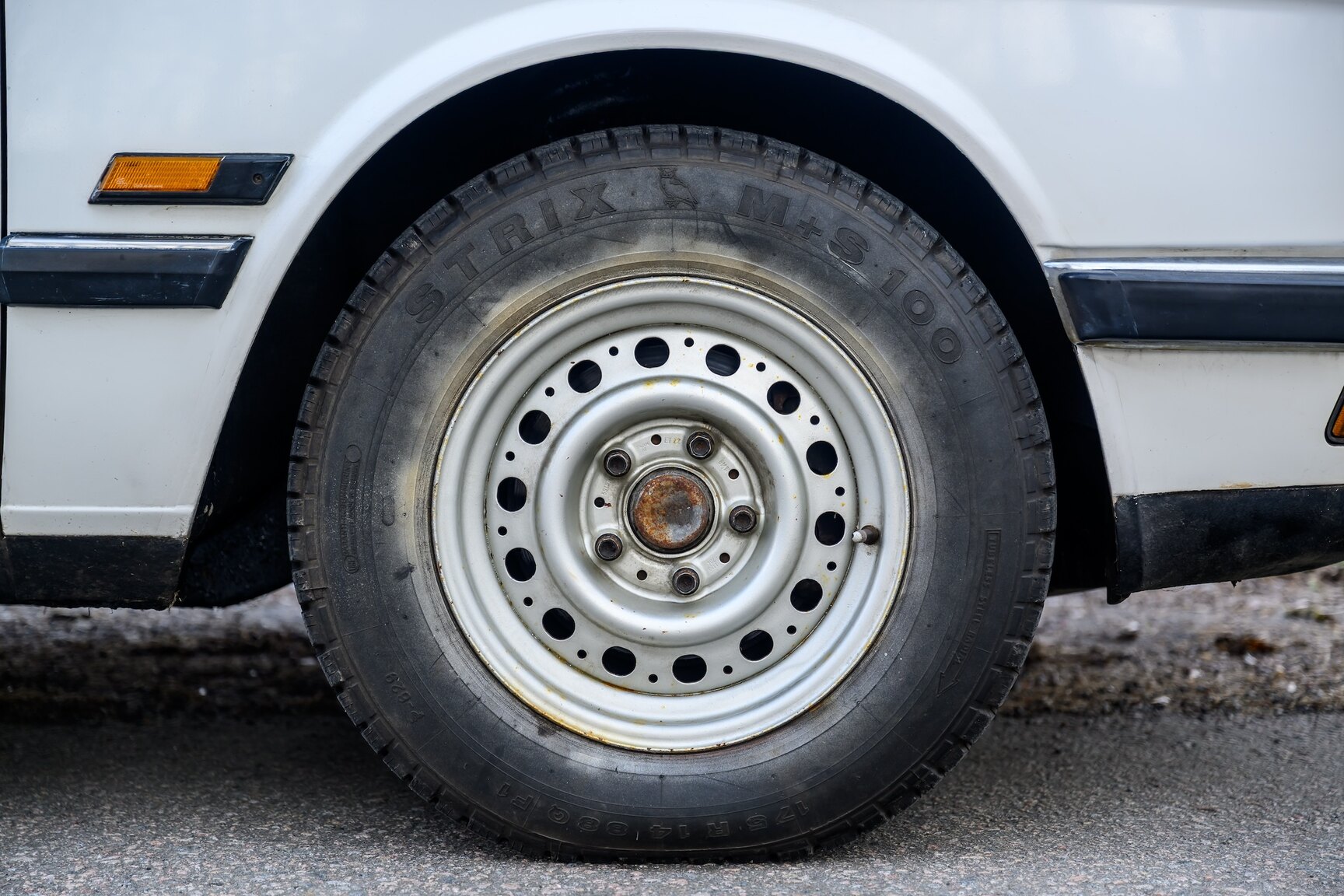 Exterior image of 1986 BMW 520i