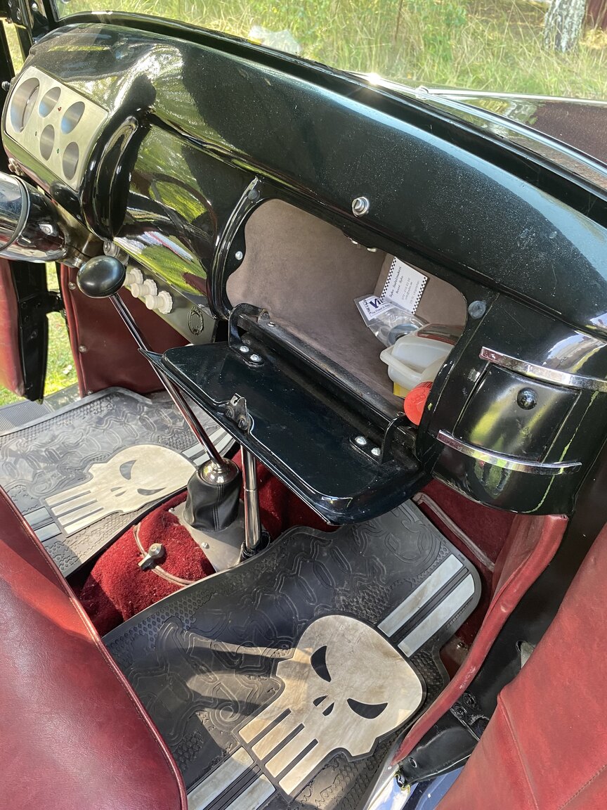 Interior image of 1932 Ford 32 deuce sport coupé (Hot Rod)