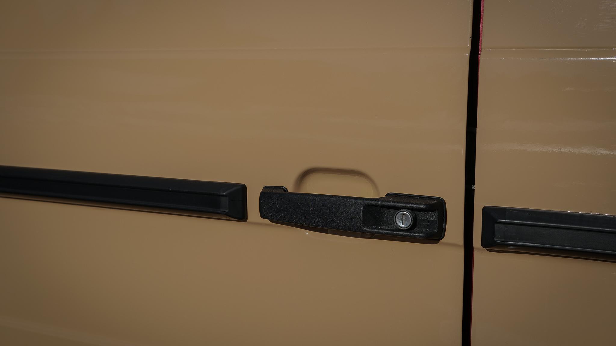 Exterior image of 1991 Mercedes-Benz G 230