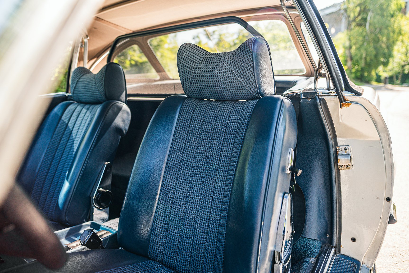 Interior image of 1972 Mercedes-Benz 350 SL