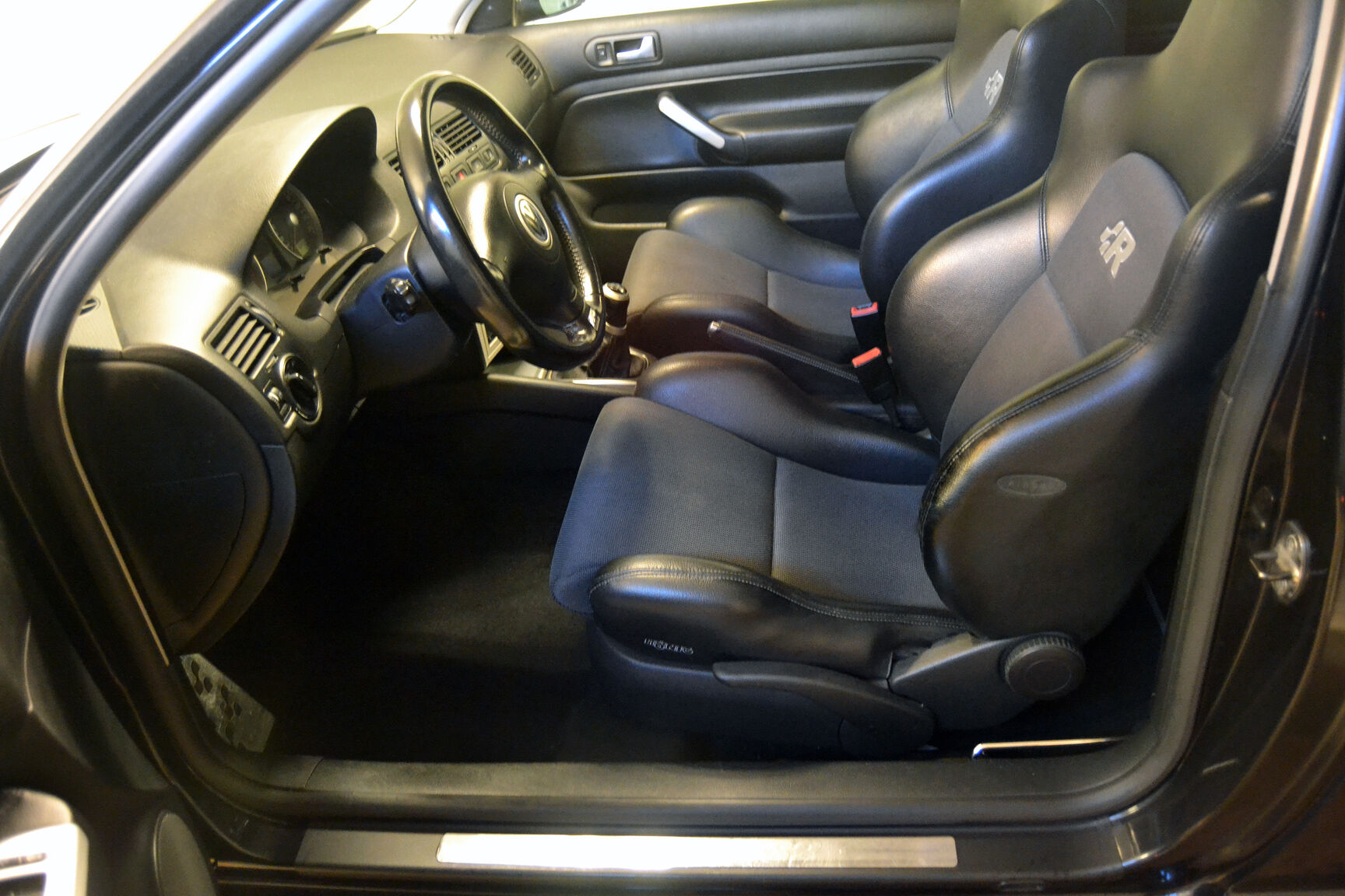 Interiörbild 2003 Volkswagen Golf R32 MK4 (3)