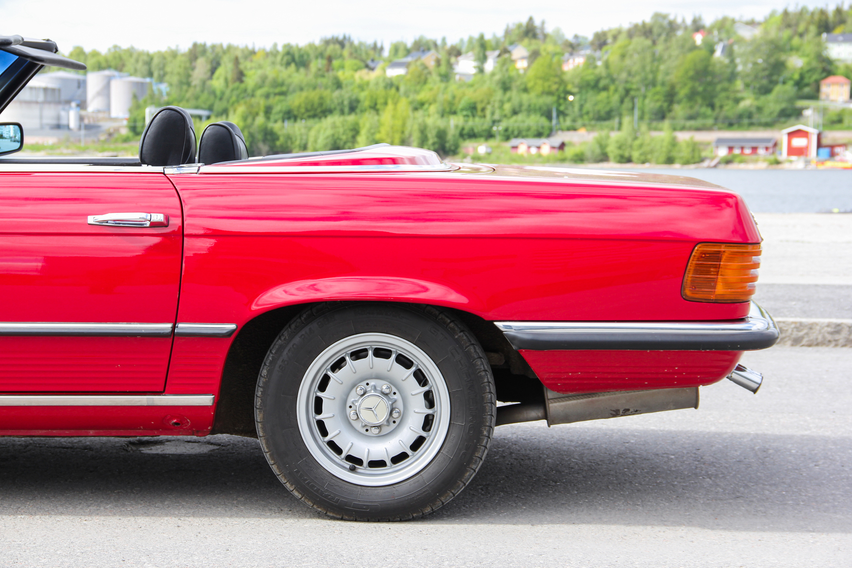 Exterior image of 1975 Mercedes-Benz 280 SL