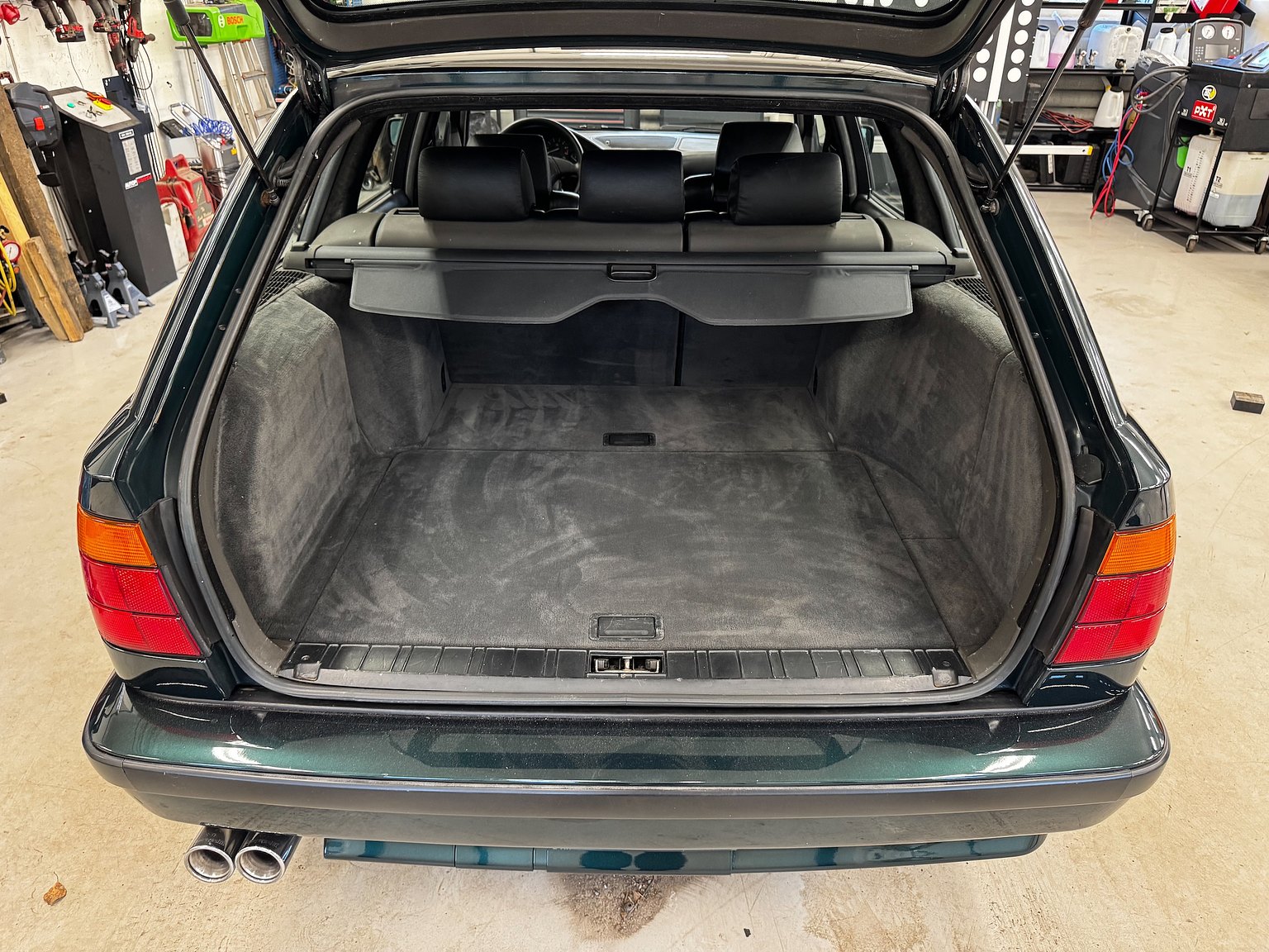 Interior image of 1995 BMW 540i Touring - NO RESERVE (41)