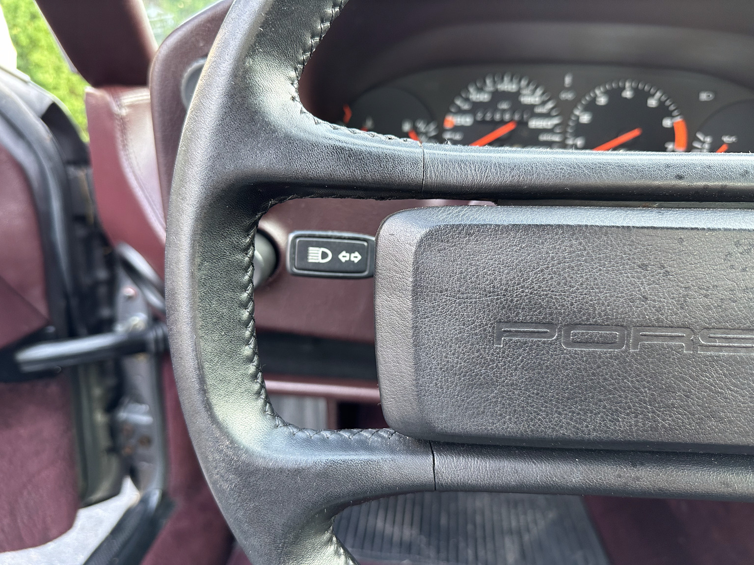 Interior image of 1985 Porsche 928 (19)