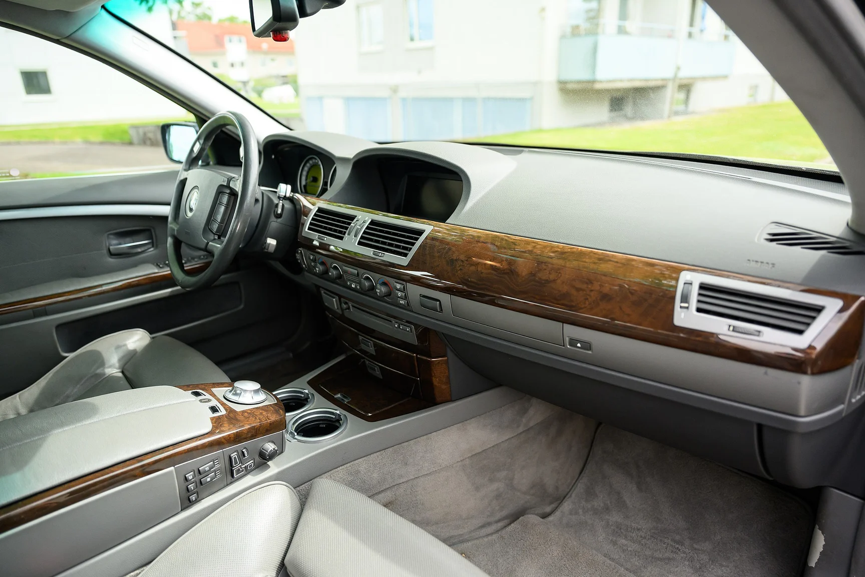 Innenraumfoto von 2001 BMW 745i (10)