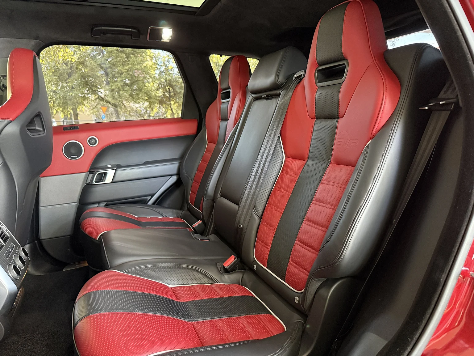 Interiörbild 2017 Range Rover Sport SVR (51)