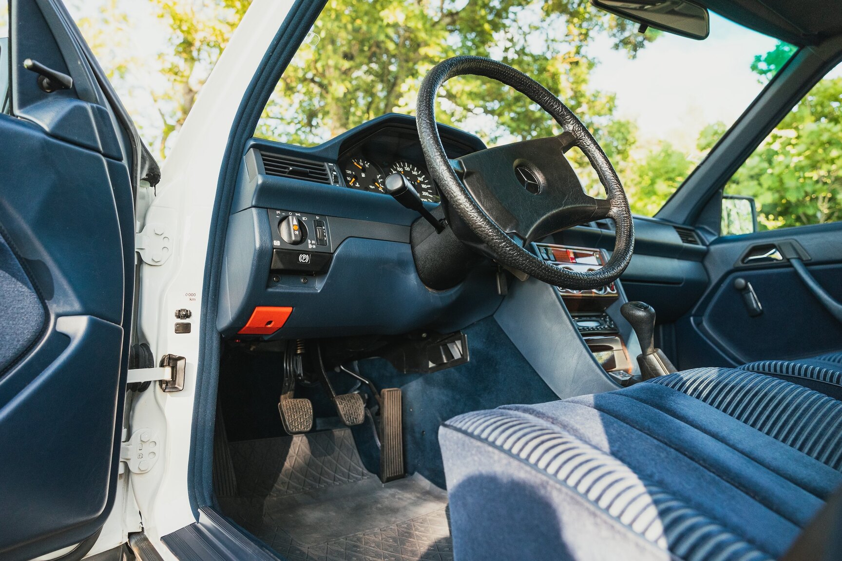 Innenraumfoto von 1987 Mercedes-Benz 230E