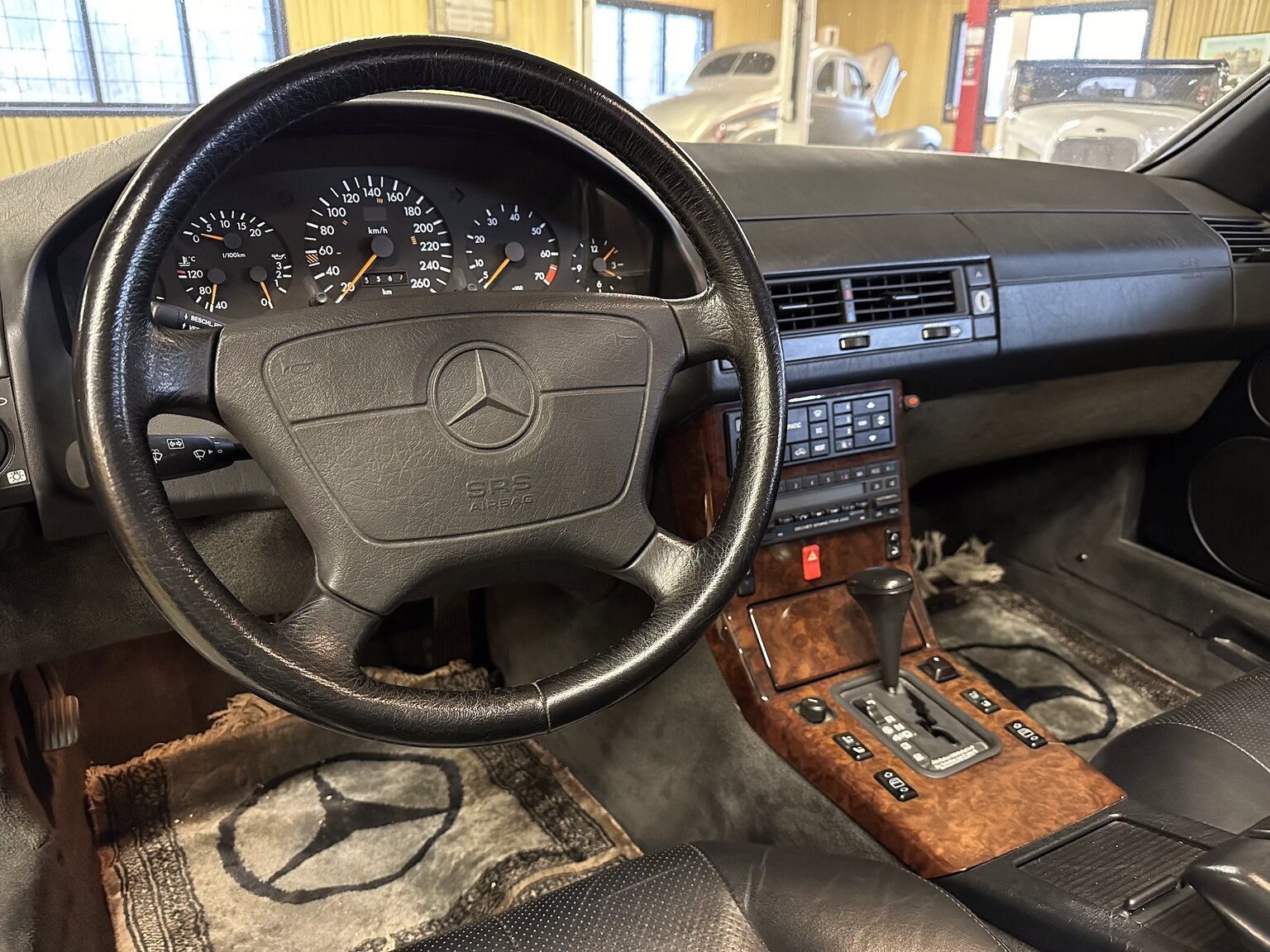Interiörbild 1993 Mercedes-Benz SL 320