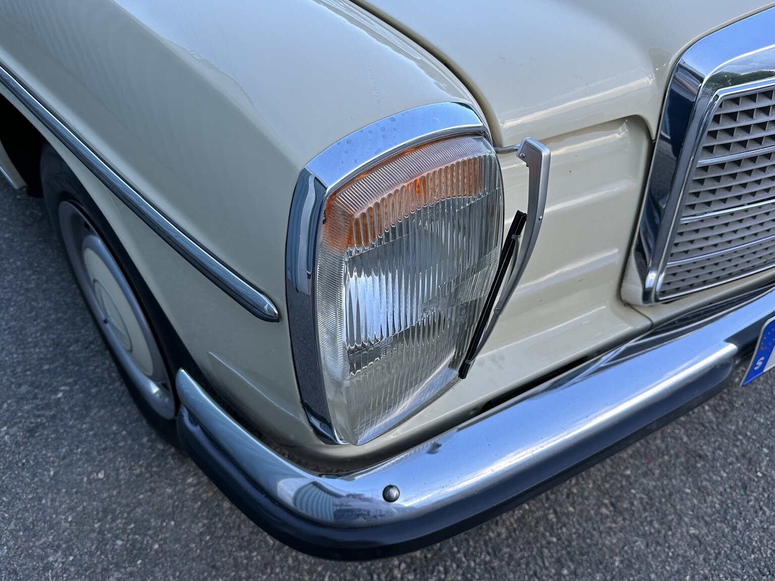 Exteriörbild på 1974 Mercedes Benz 230.6