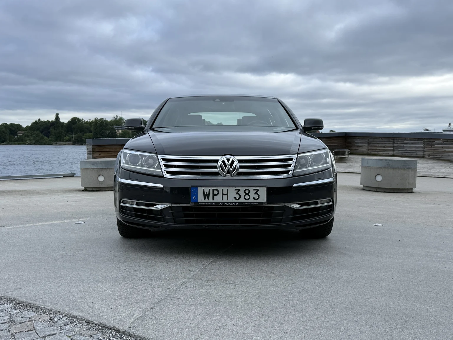 Exterior image of 2013 Volkswagen Phaeton 3.0 TDI (2)