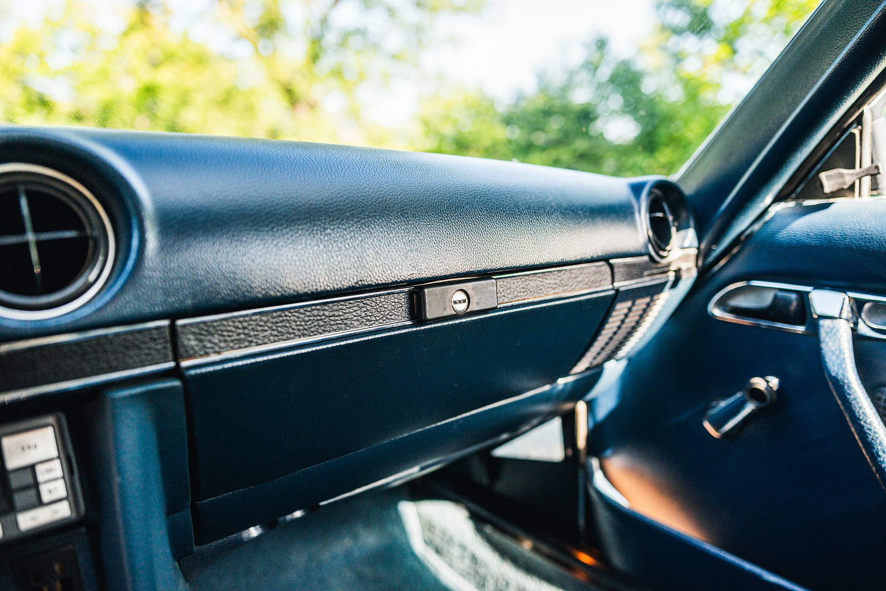 Interior image of 1972 Mercedes-Benz 350 SL