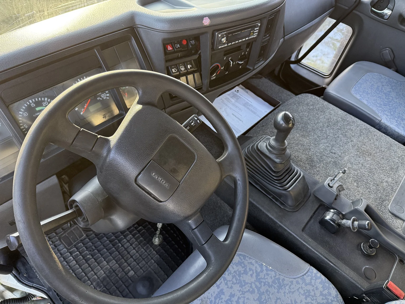 Exteriörbild på 2000 Volvo FL6 4x2 - NO RESERVE (6)