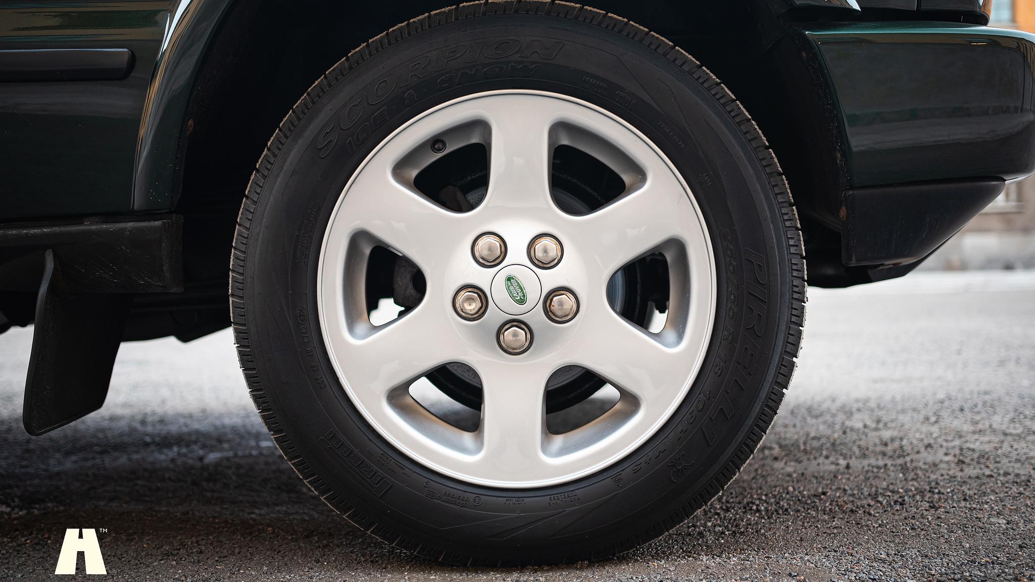 Exterior image of 2003 Land Rover Discovery II, 2003