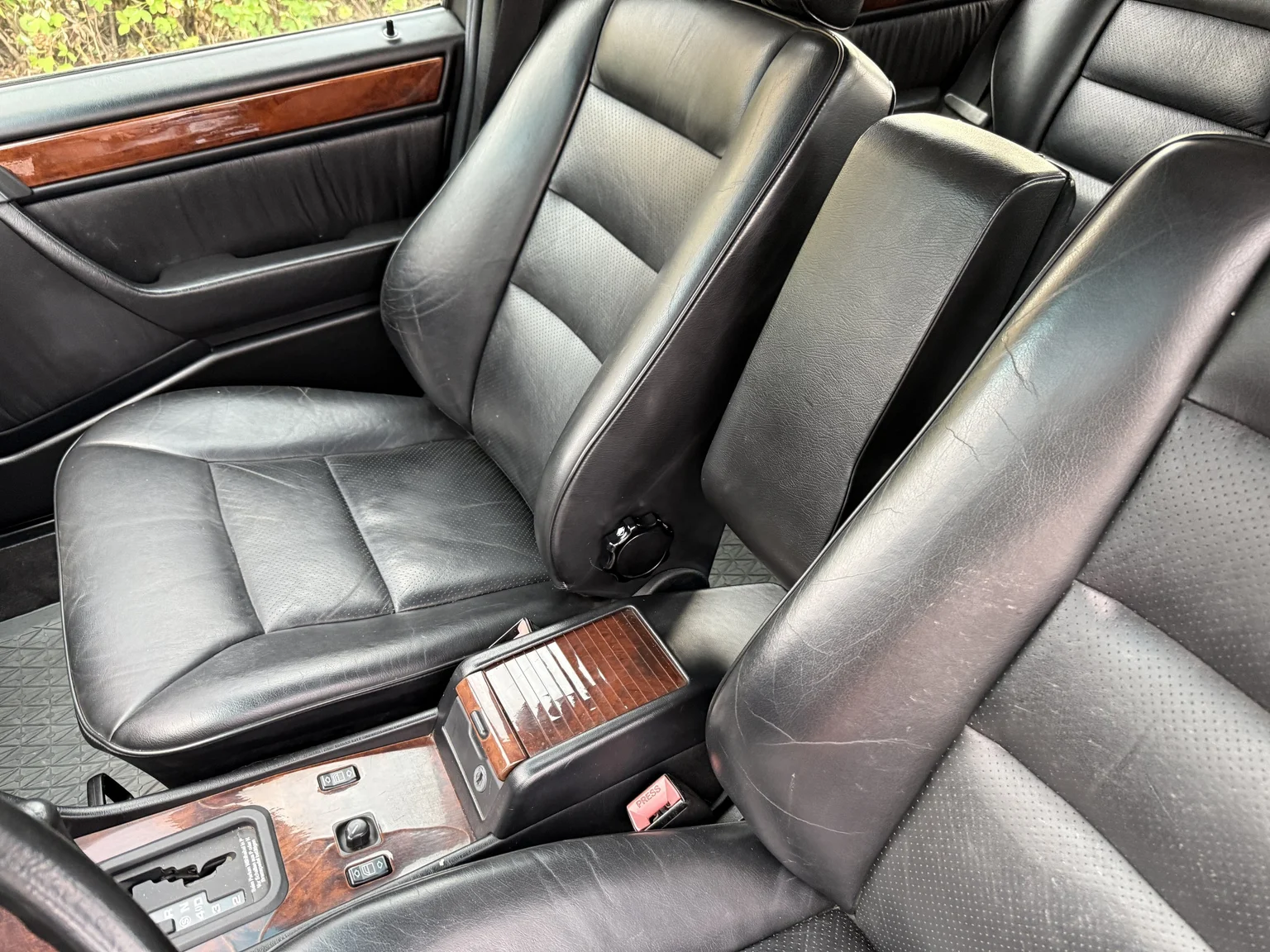 Interior image of 1994 Mercedes-Benz E 320 T (26)