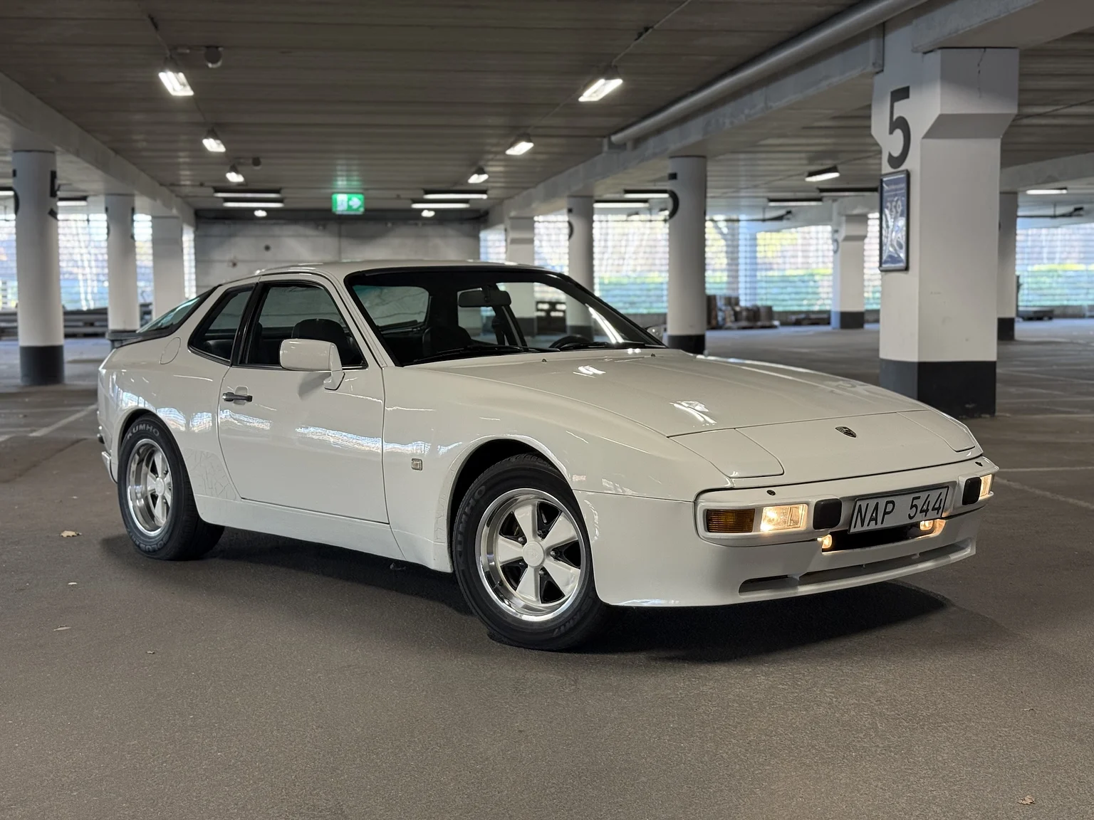 Exterior image of 1984 PORSCHE 944 Targa (22)