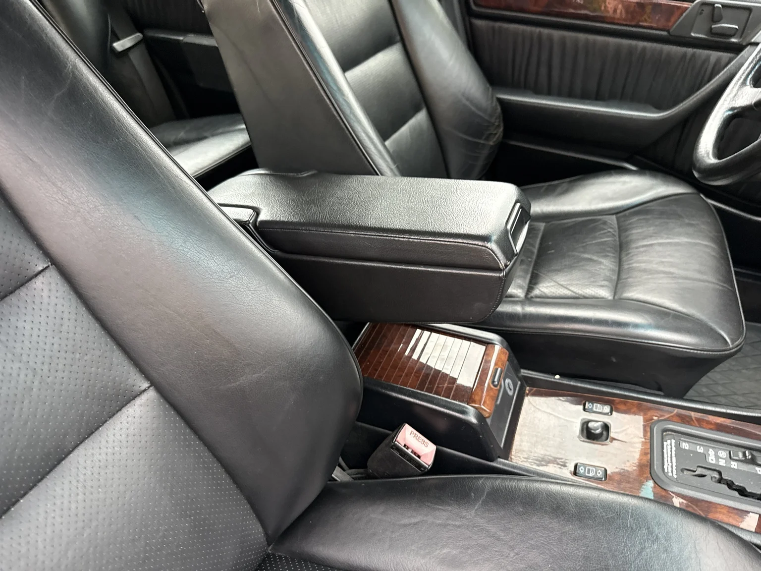 Interior image of 1994 Mercedes-Benz E 320 T (74)