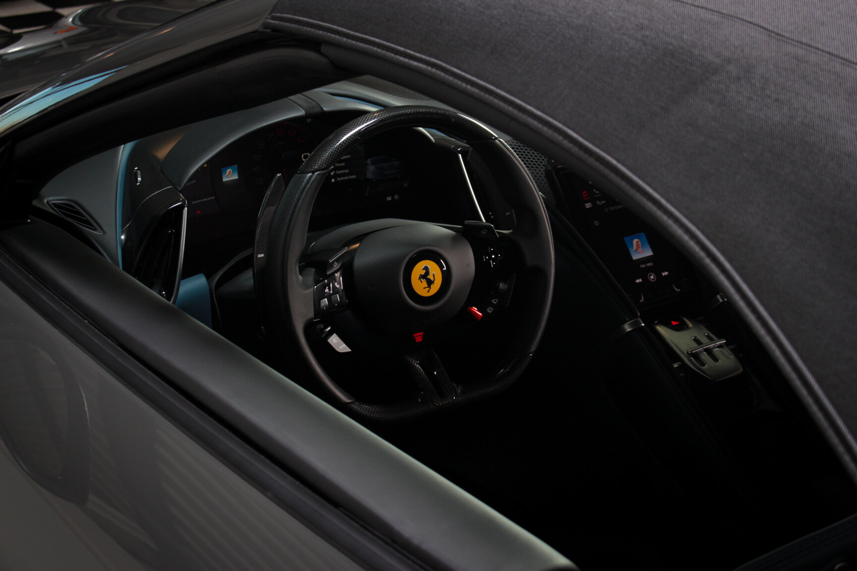 Interiörbild 2024 Ferrari Roma Spider
