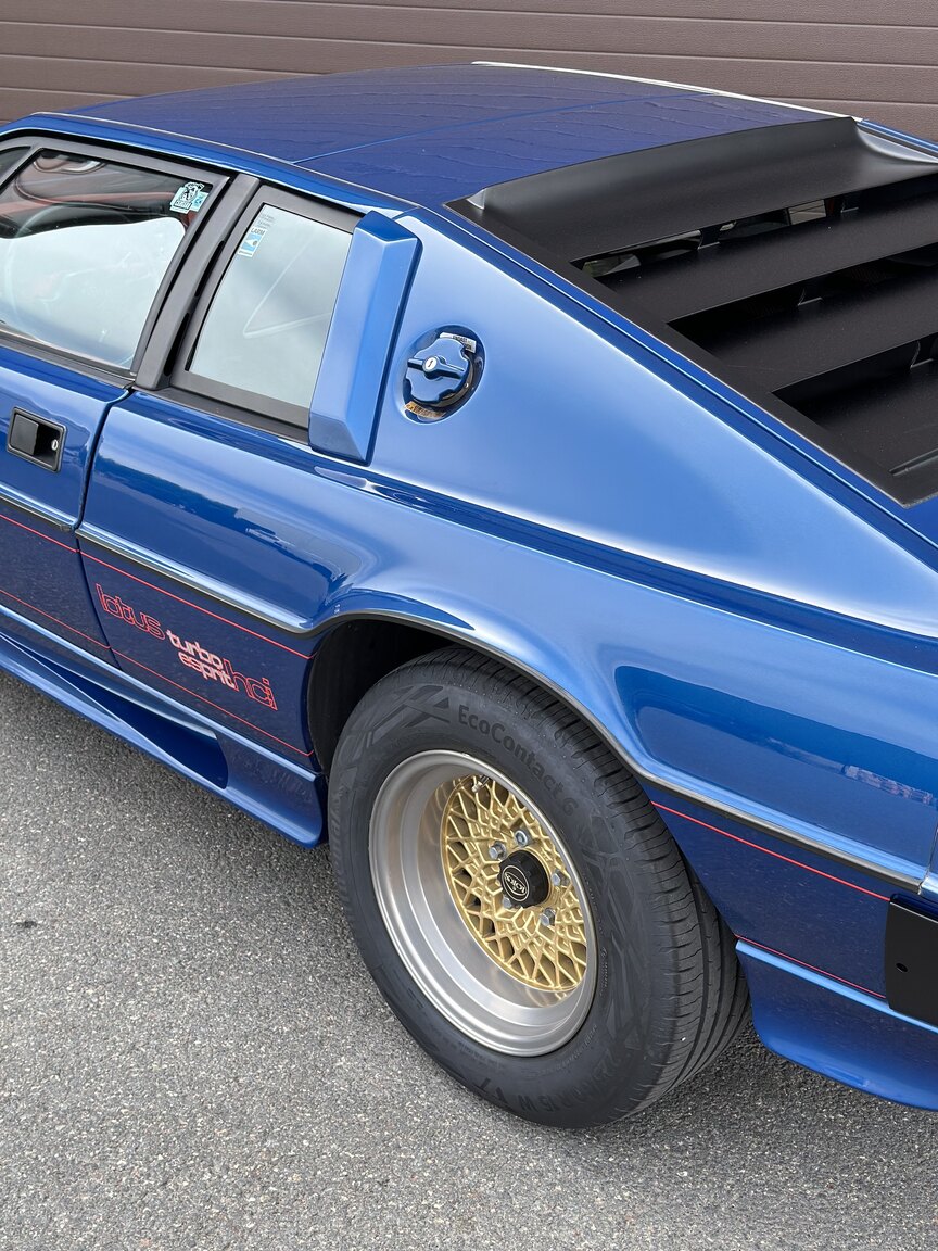 Exterior image of 1987 Lotus Esprit Turbo HCi (33)