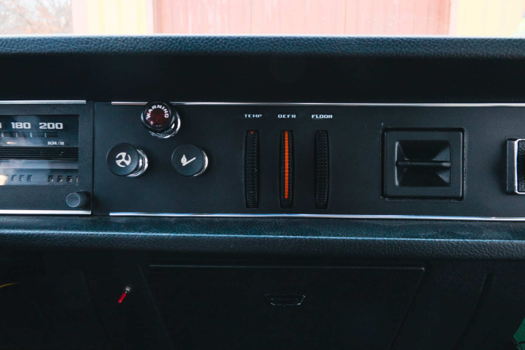 Interiörbild 1971 Volvo 144 2.0 Automat