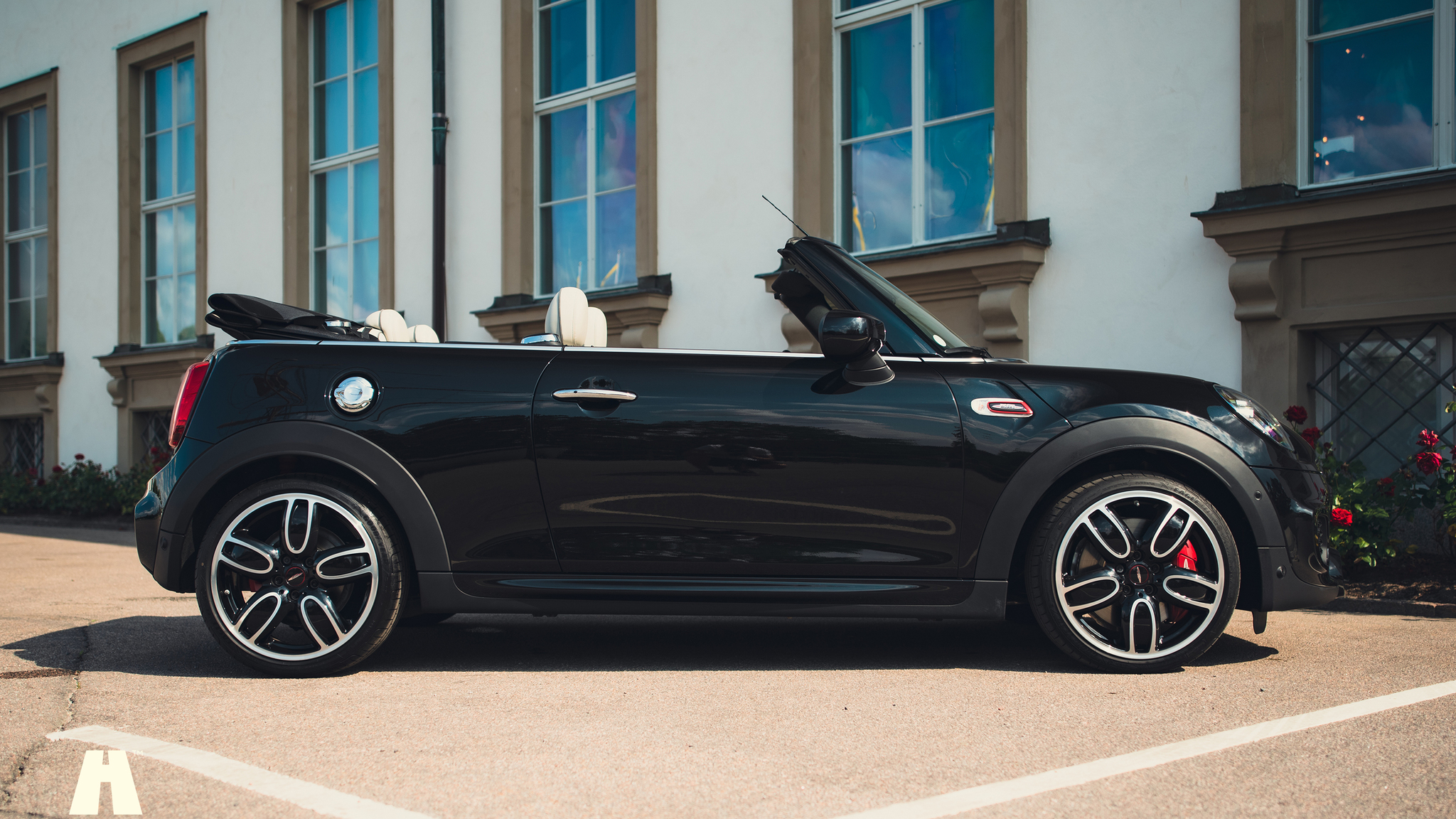 Exteriörbild på 2021 Mini John Cooper Works Cabriolet  (3)