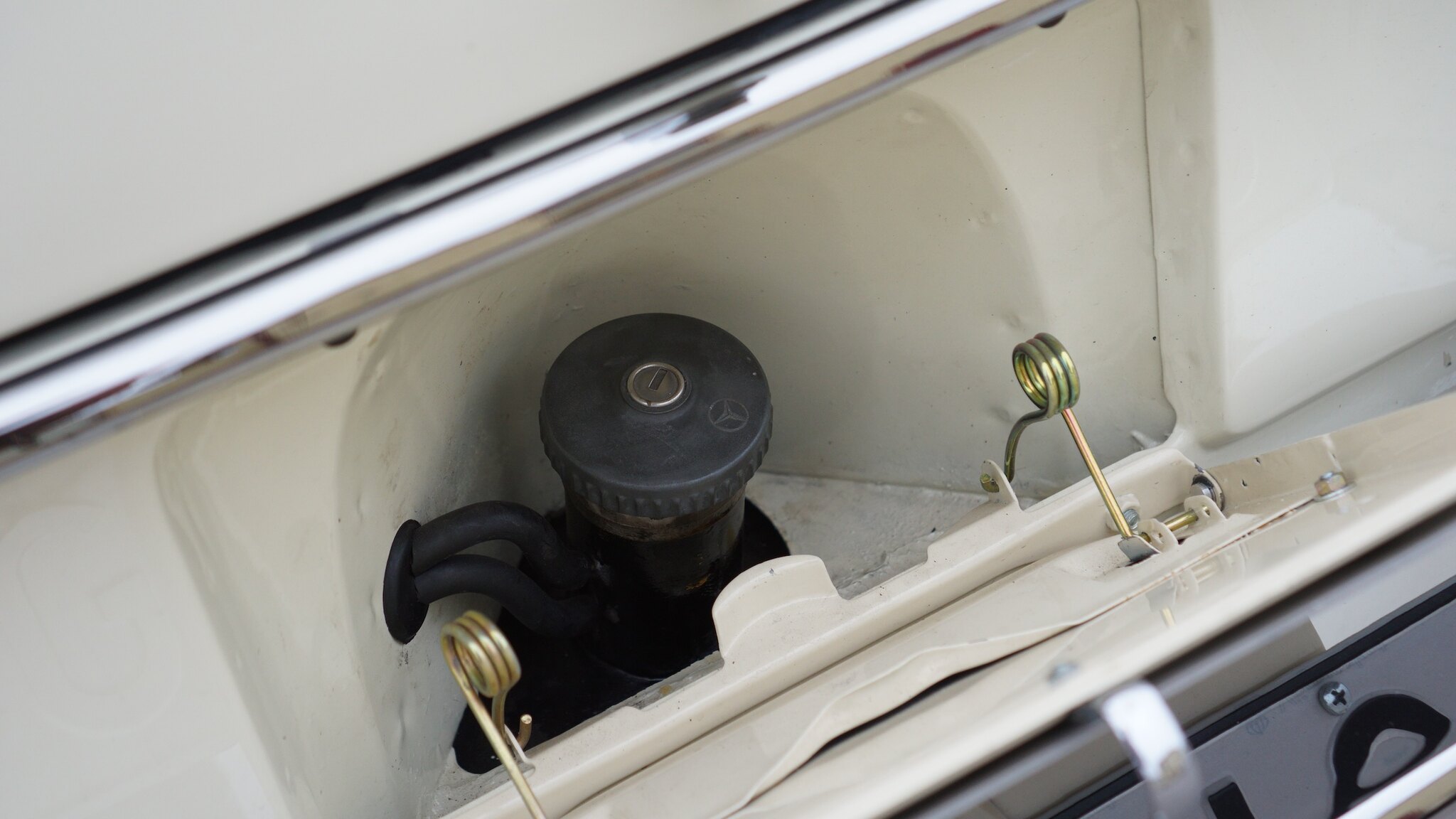 Exteriörbild på 1966 Mercedes-Benz 230 S