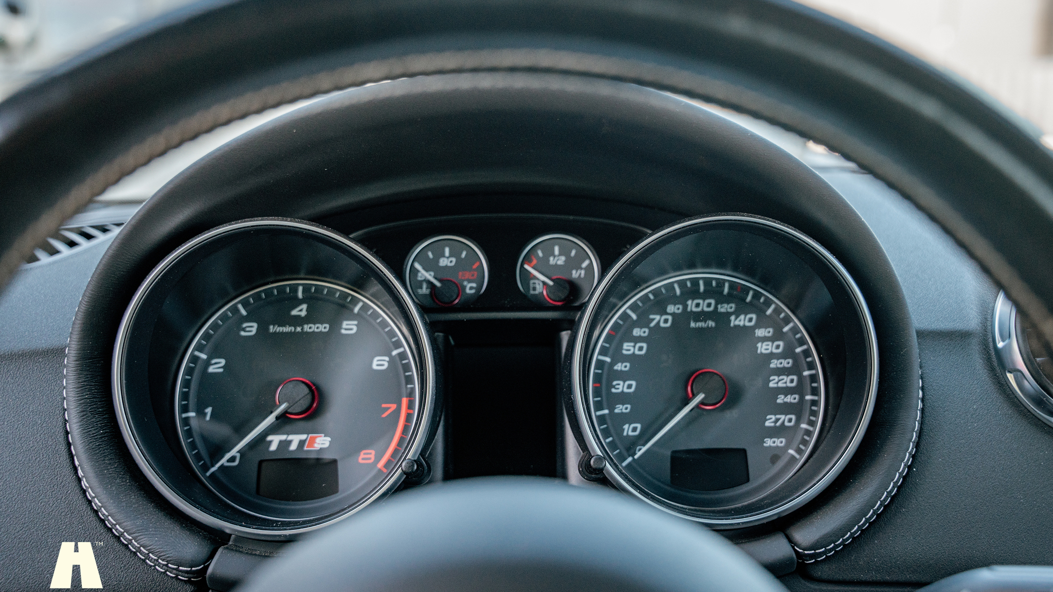 Interior image of 2009 Audi TTS (15)