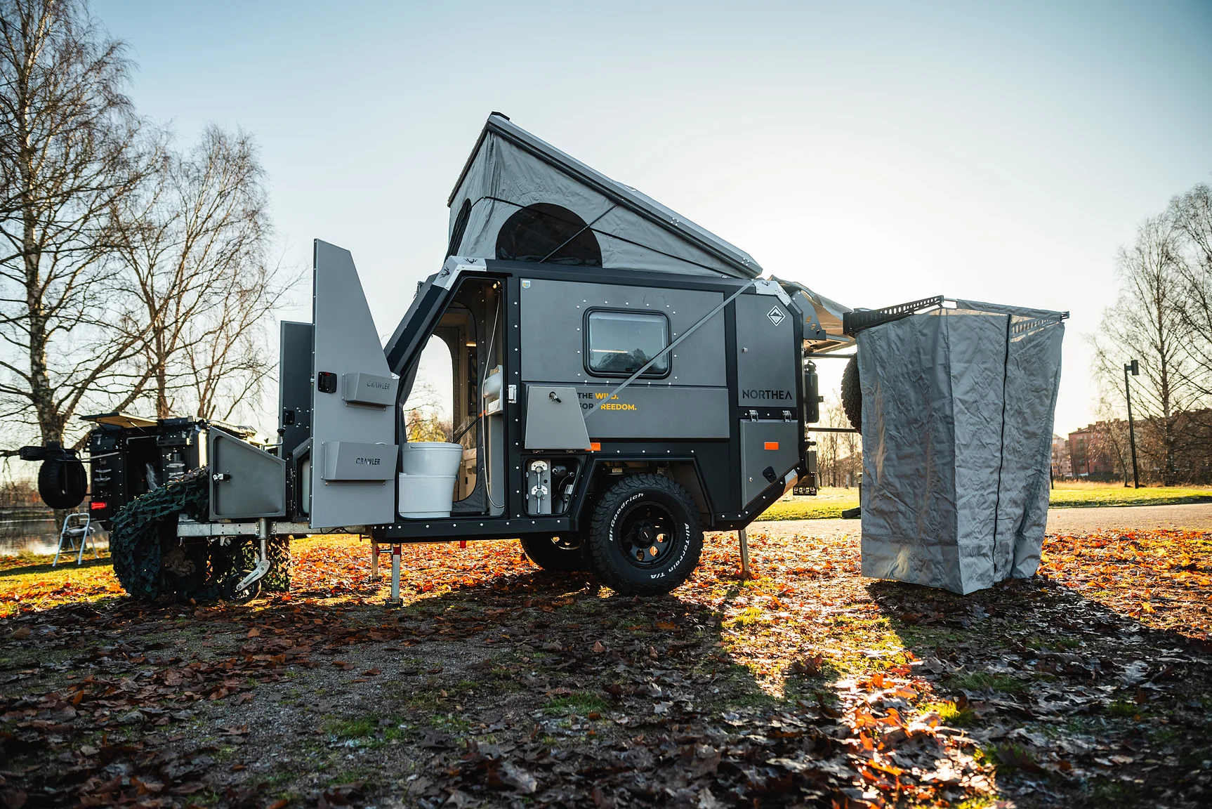 Exterior image of 2025 Northea Trailer Expedition Crawler 458i Offgrid-Camper (17)