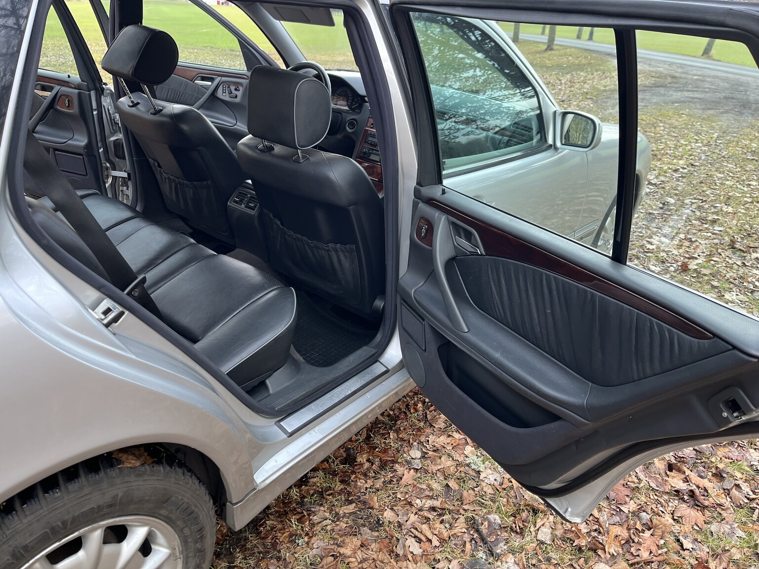 Innenraumfoto von 1999 Mercedes-Benz E320 T Automat