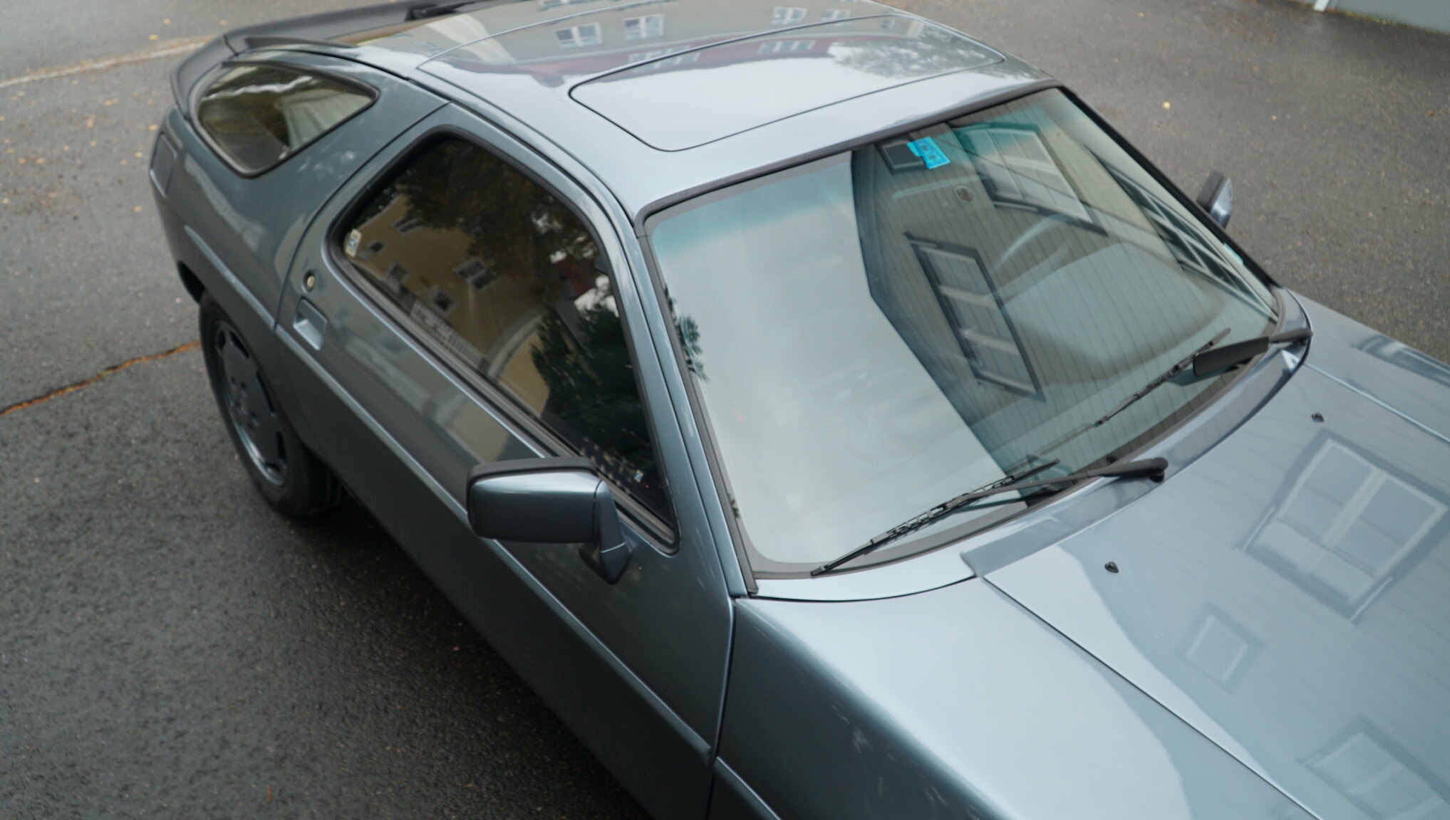 Exterior image of 1983 Porsche 928S (55)
