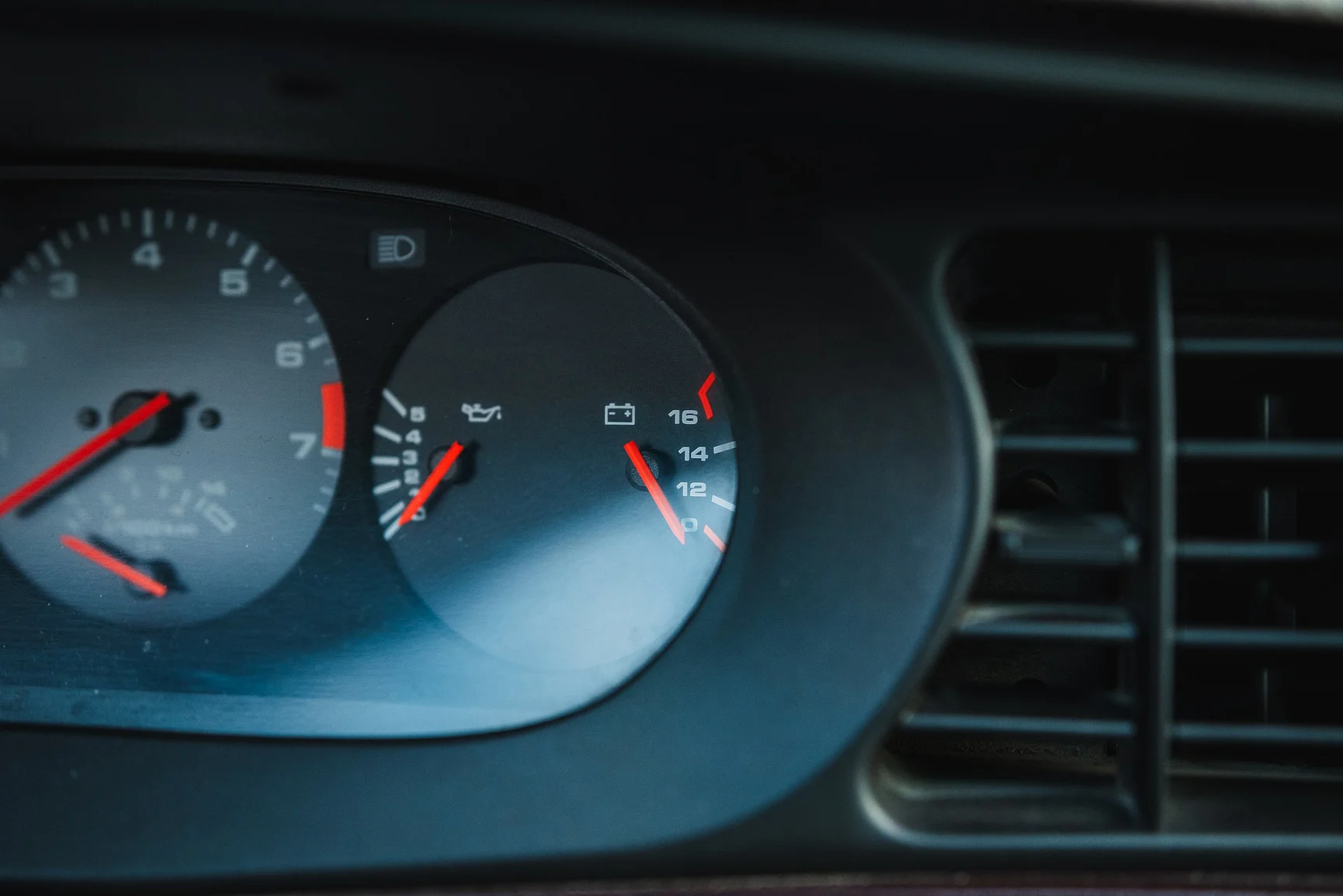 Interior image of 1986 Porsche 944R (40)