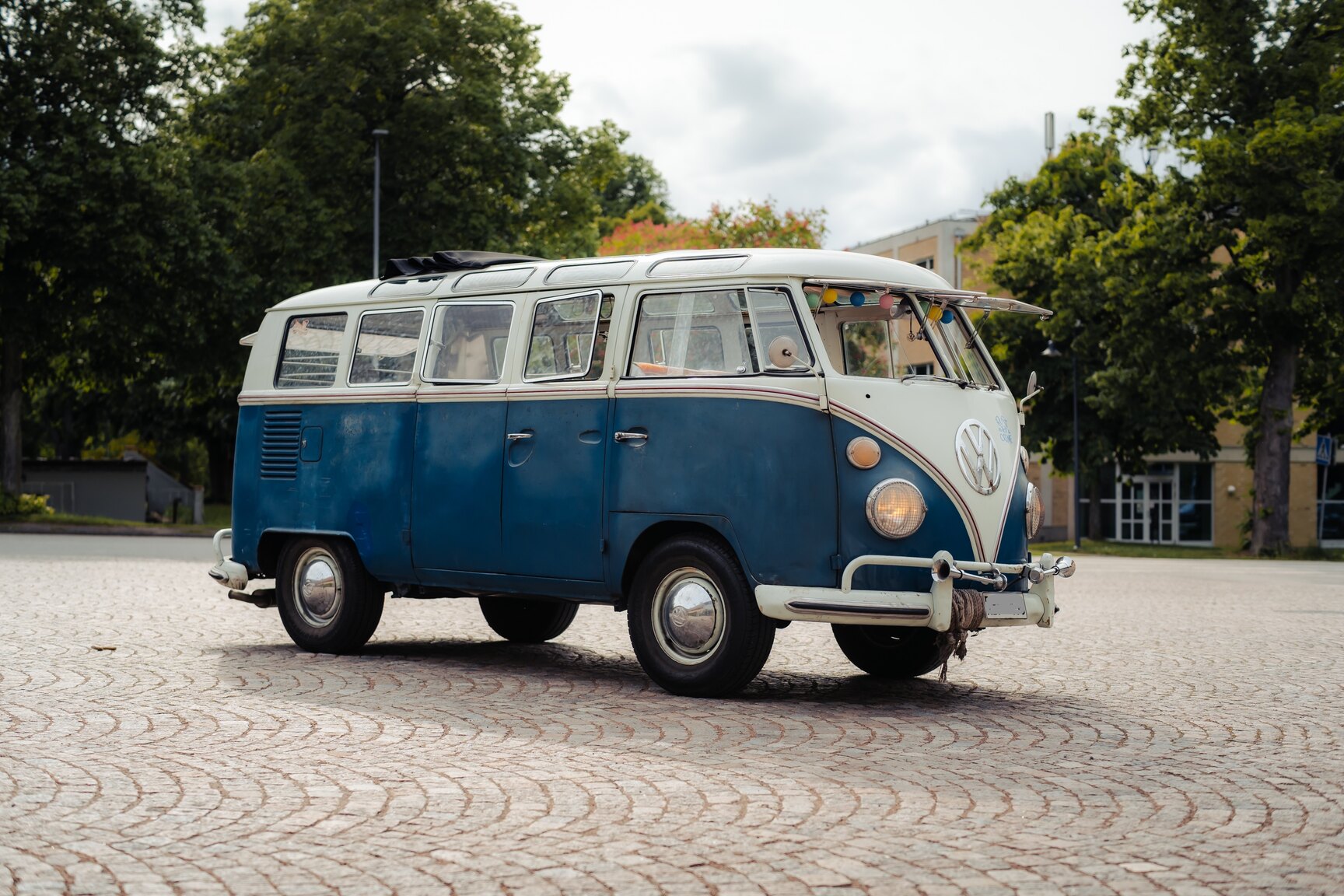 Aussenfoto 1964 Volkswagen Kleinbus Transporter 1500 Deluxe “21-fönsters Samba”