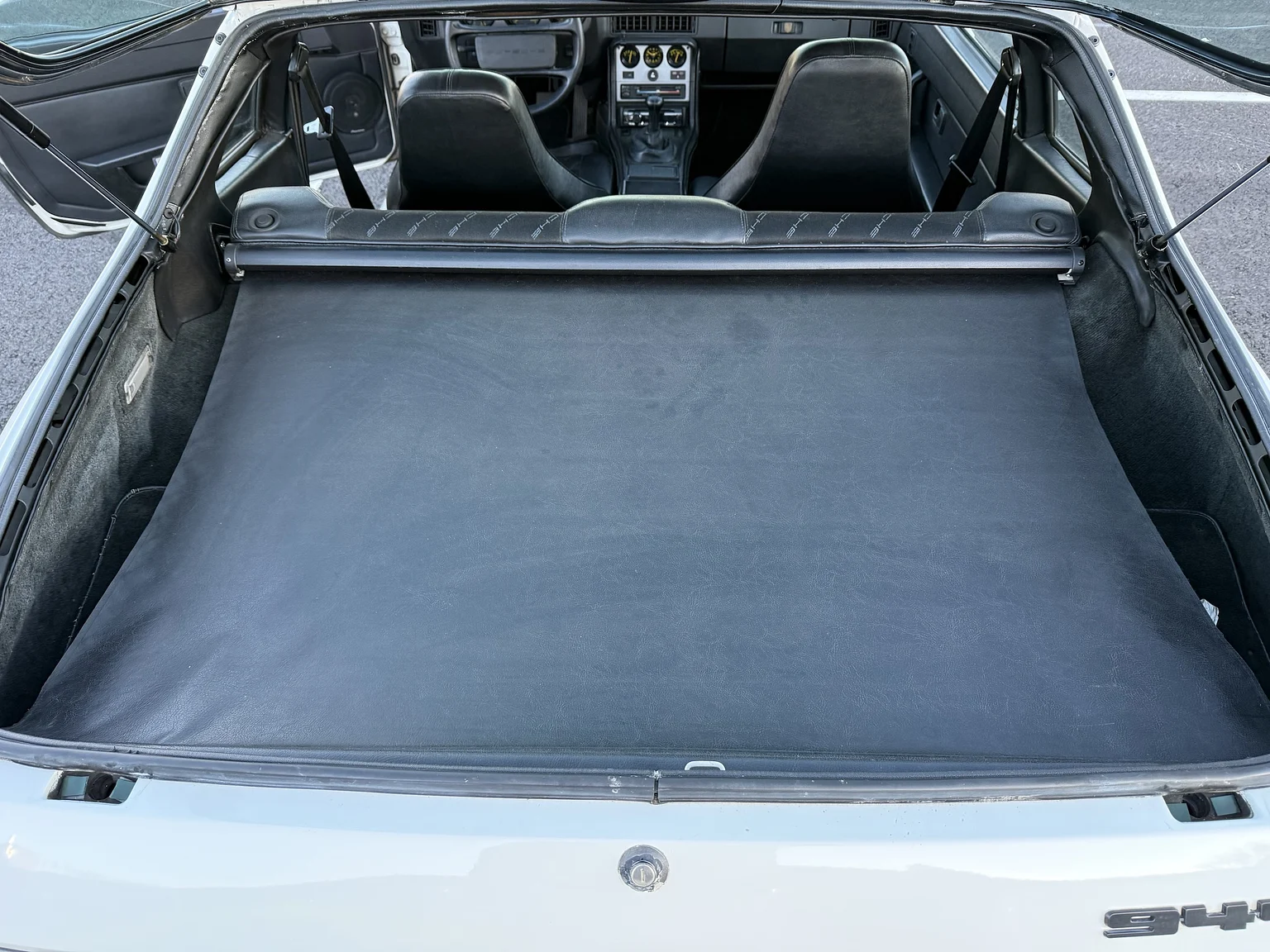 Interior image of 1984 PORSCHE 944 Targa (42)