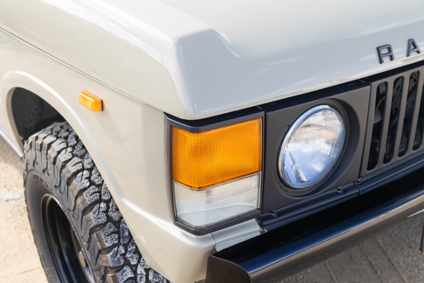 Exteriörbild på 1991 Range Rover Restomod