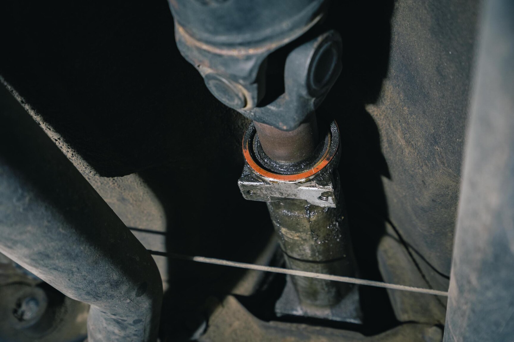 Image of 1972 Plymouth Duster 360 mechanics (27)