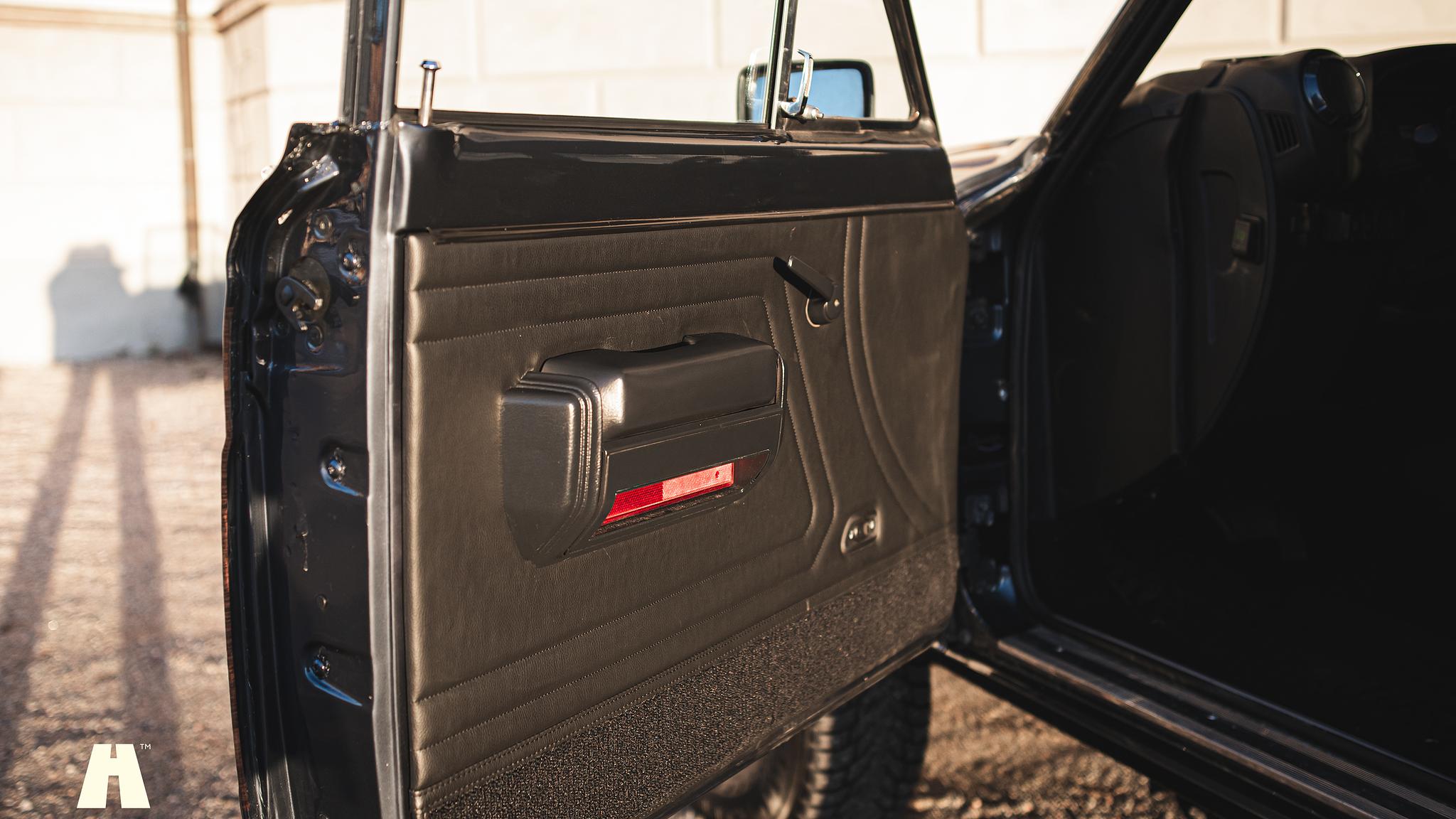 Innenraumfoto von 2015 Woodland Restomod Grand Wagoneer #002 Euro 6