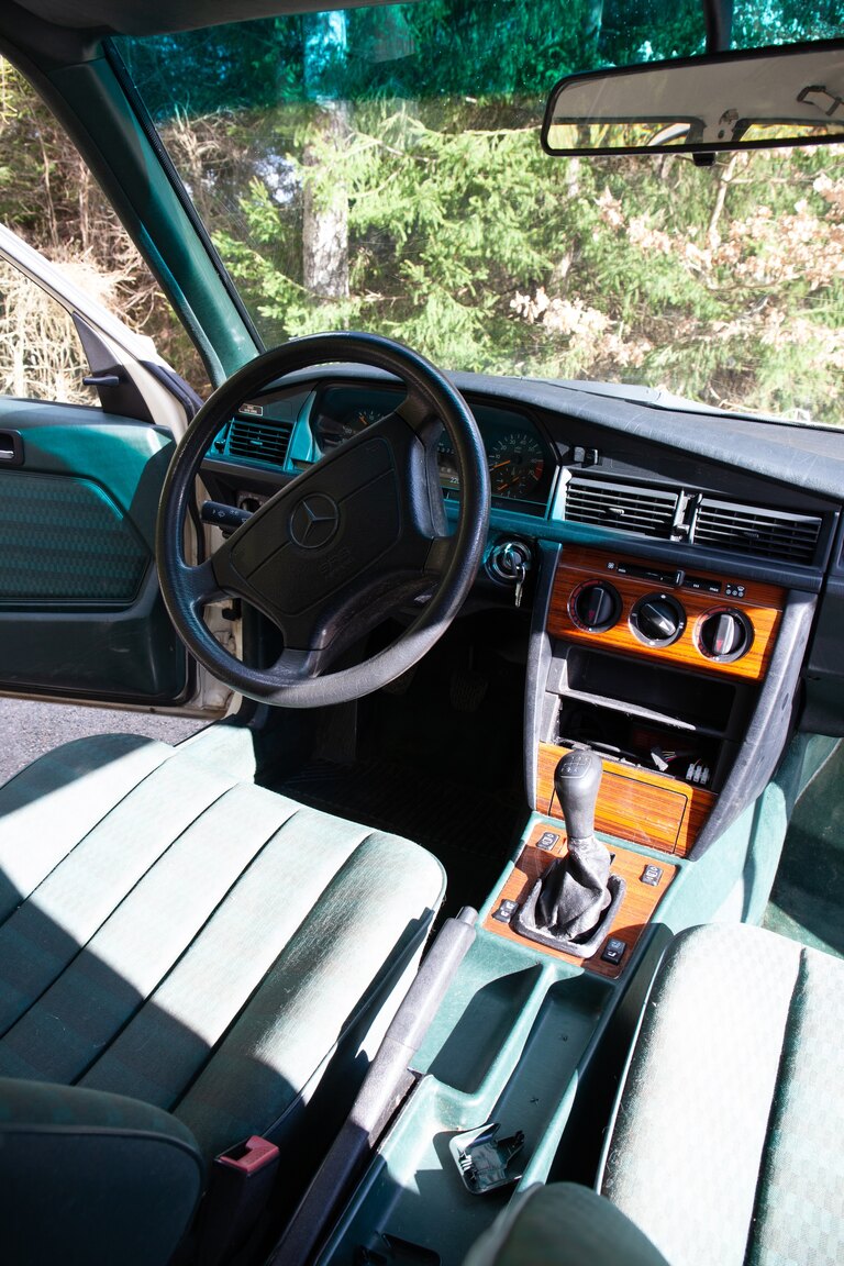 Innenraumfoto von 1993 Mercedes-Benz 190 E 2.0