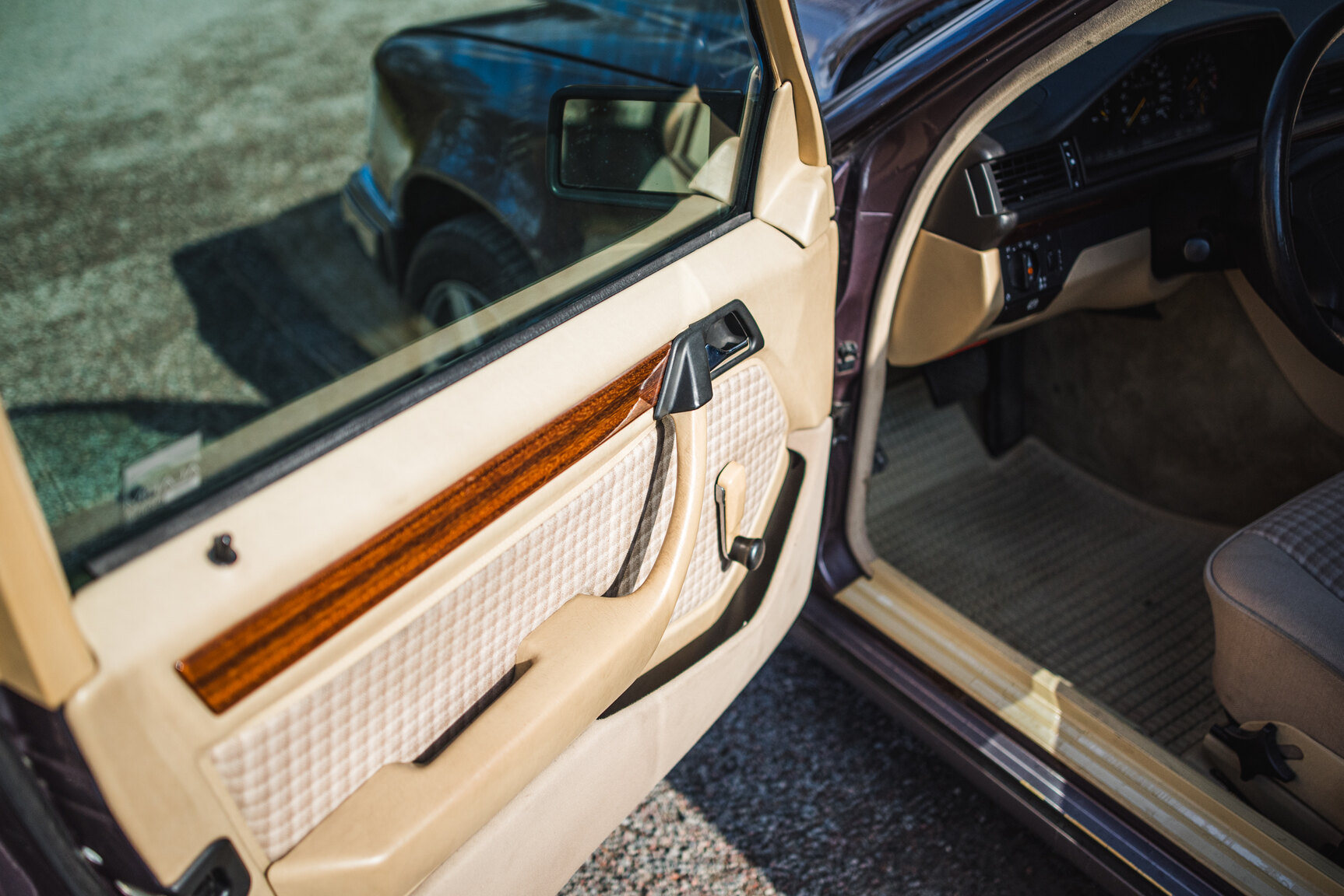 Interior image of 1993 Mercedes-Benz E 220