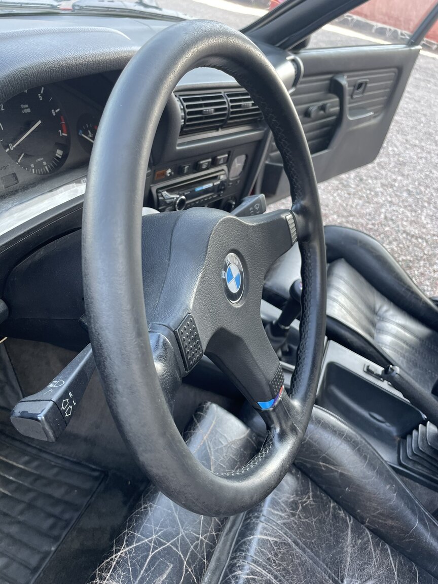 Interior image of 1987 BMW 320i